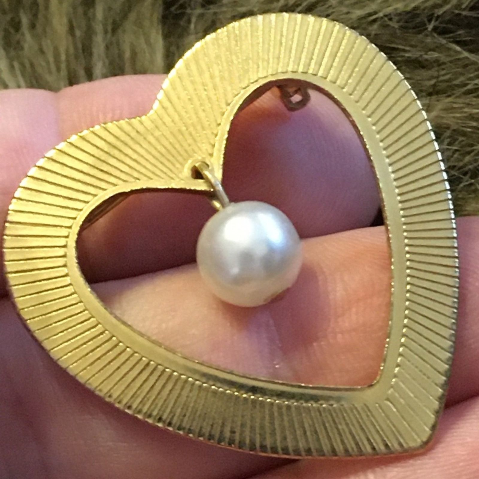 Vintage Vintage gold tone heart dangle pearl accent brooch Size ONE SIZE - 3 Thumbnail