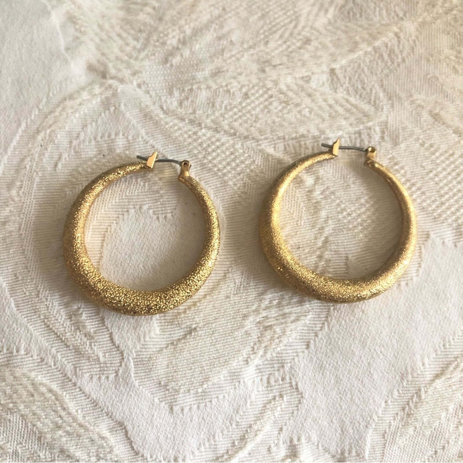 Vintage Vintage textured finish gold hoop pierced earrings Size ONE SIZE - 3 Thumbnail
