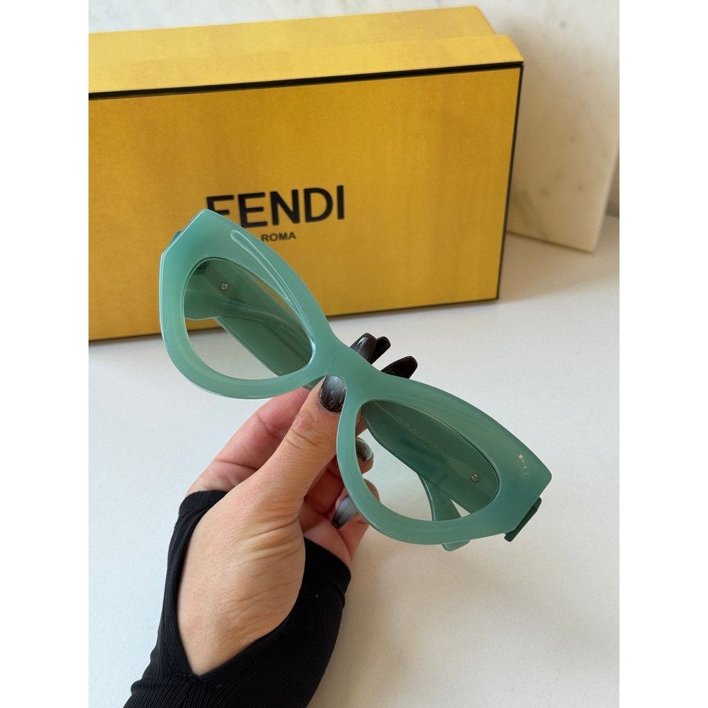 Fendi NEW Fendi FE40146I Diamonds Cat Eye Green Sunglasses Size ONE SIZE - 6 Thumbnail