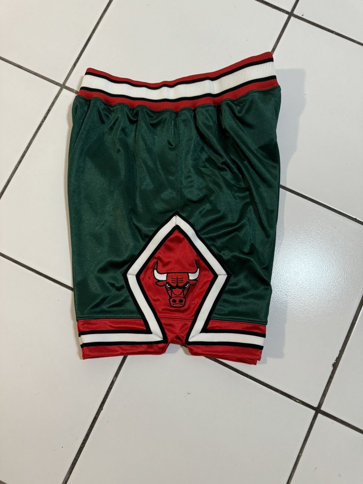 Mitchell & Ness Authentic Mitchell & Ness Chicago Bulls Shorts Size US 34 / EU 50 - 1 Thumbnail