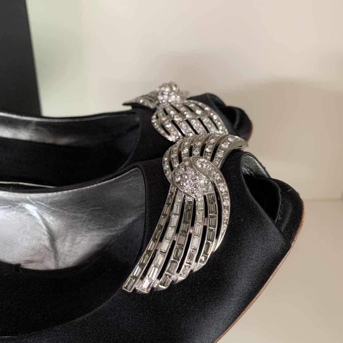 Giuseppe Zanotti Giuseppe Zanotti crystal bow black satin pumps Size US 6 / IT 36 - 5 Thumbnail
