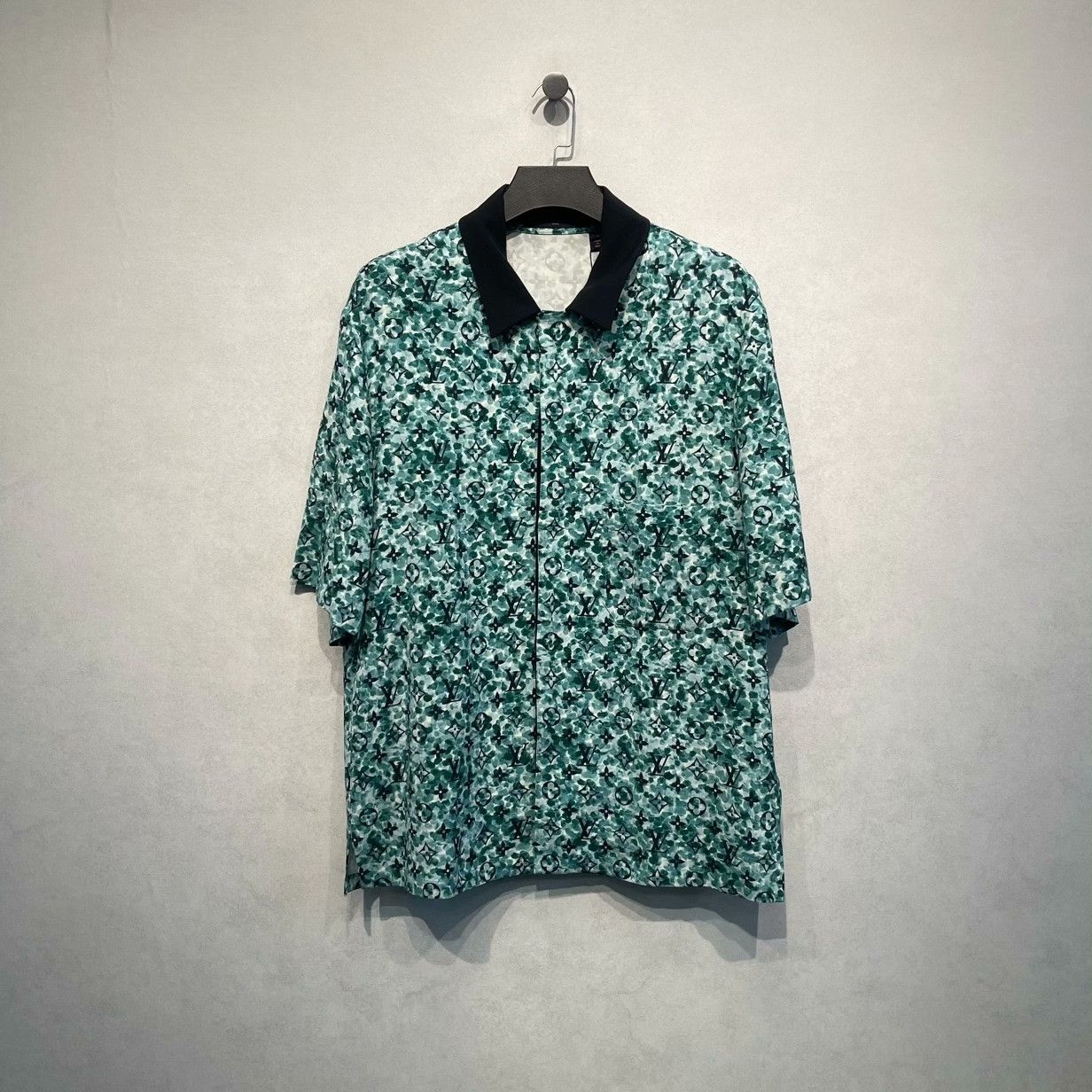 Louis Vuitton Louis Vuitton Monogram Watercolor Print Shirt Size L Size US L / EU 52-54 / 3 - 1 Thumbnail