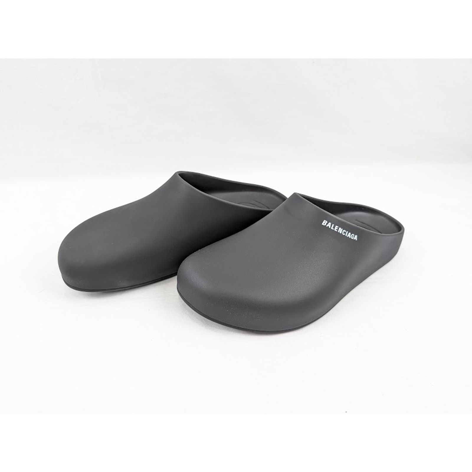 o1rshd1 Q:4 / Pool Closed Logo Slides in Black/White