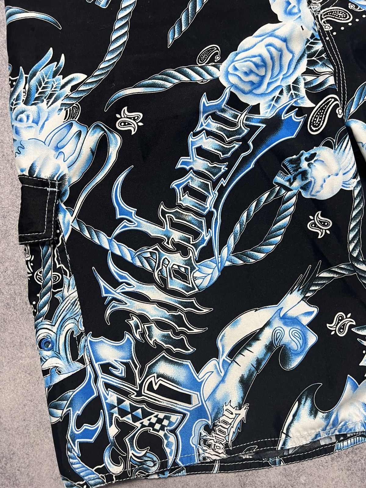Billabong Vintage Billabong Skulls Rhinestones Graffiti Nylon Shorts Size US 36 / EU 52 - 4 Thumbnail