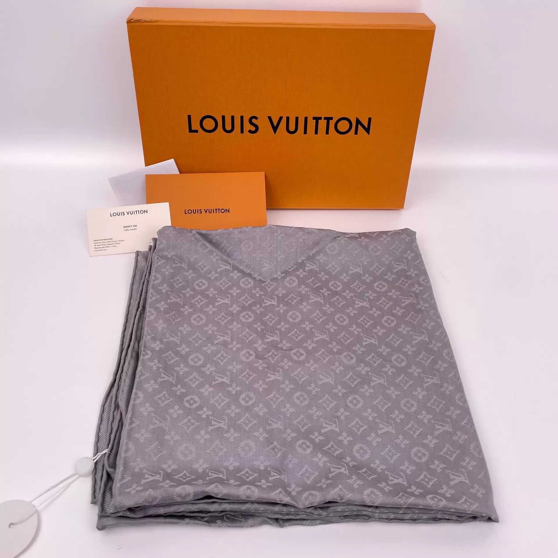 Louis Vuitton Louis Vuitton Scarf Gray Full Print 251211LYHTT07 Size ONE SIZE - 1 Thumbnail
