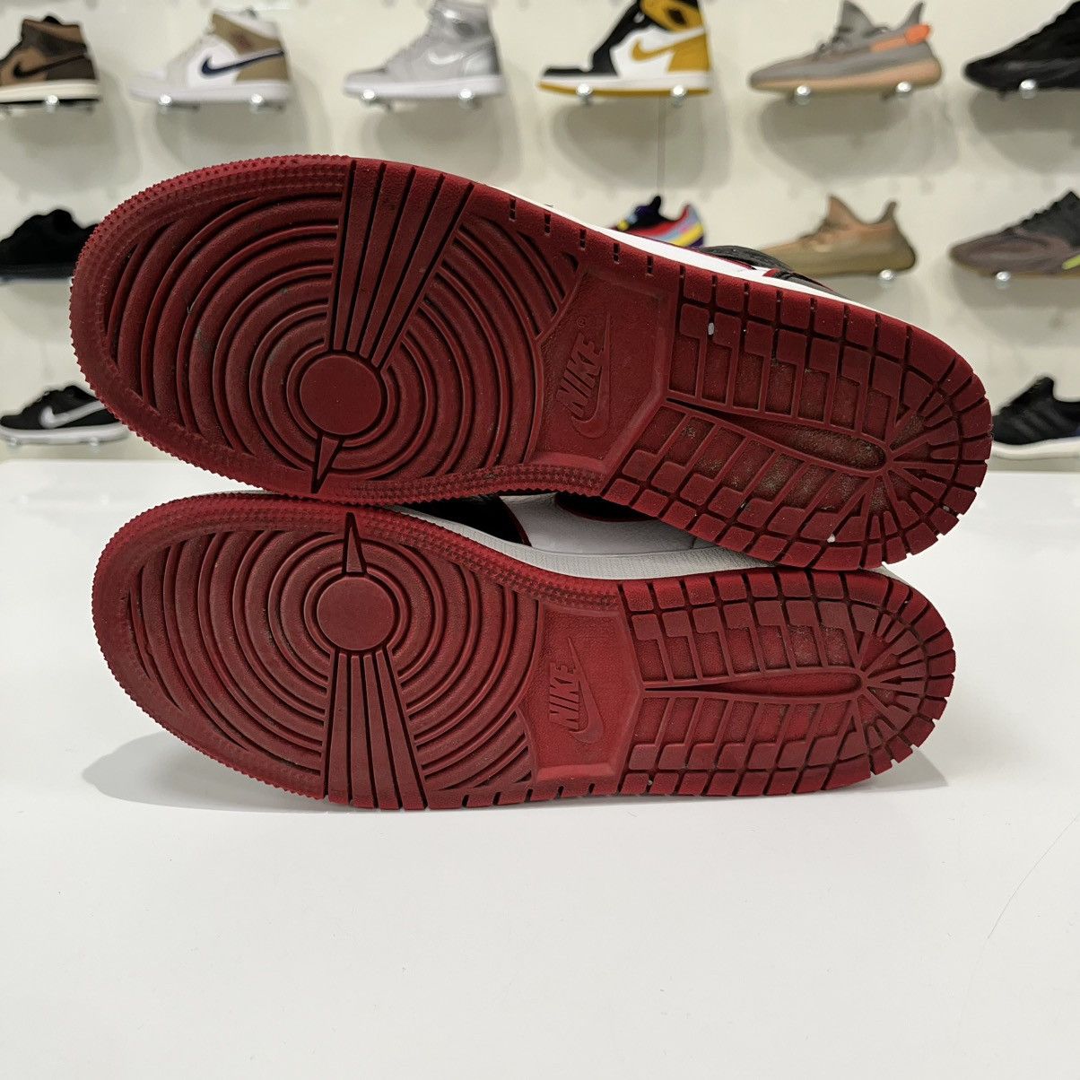 Nike Air Jordan 1 Retro High Bloodline (GS) Size US 5.5 / EU 38 - 10 Thumbnail