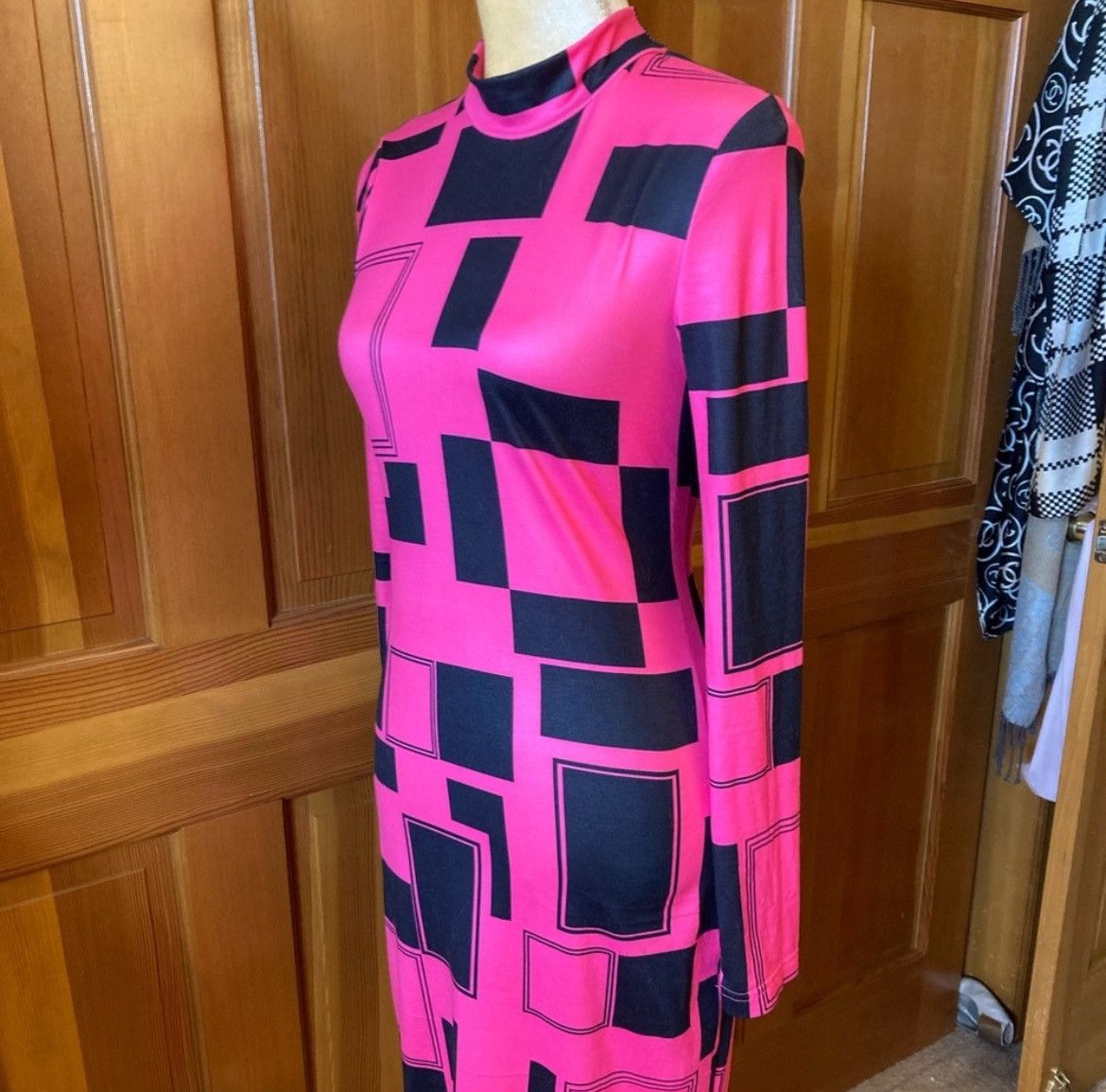 Designer × Other NWT, Lavishly Paris Women’s Vibrant Pink Geo Print Bodycon Size M / US 6-8 / IT 42-44 - 3 Thumbnail