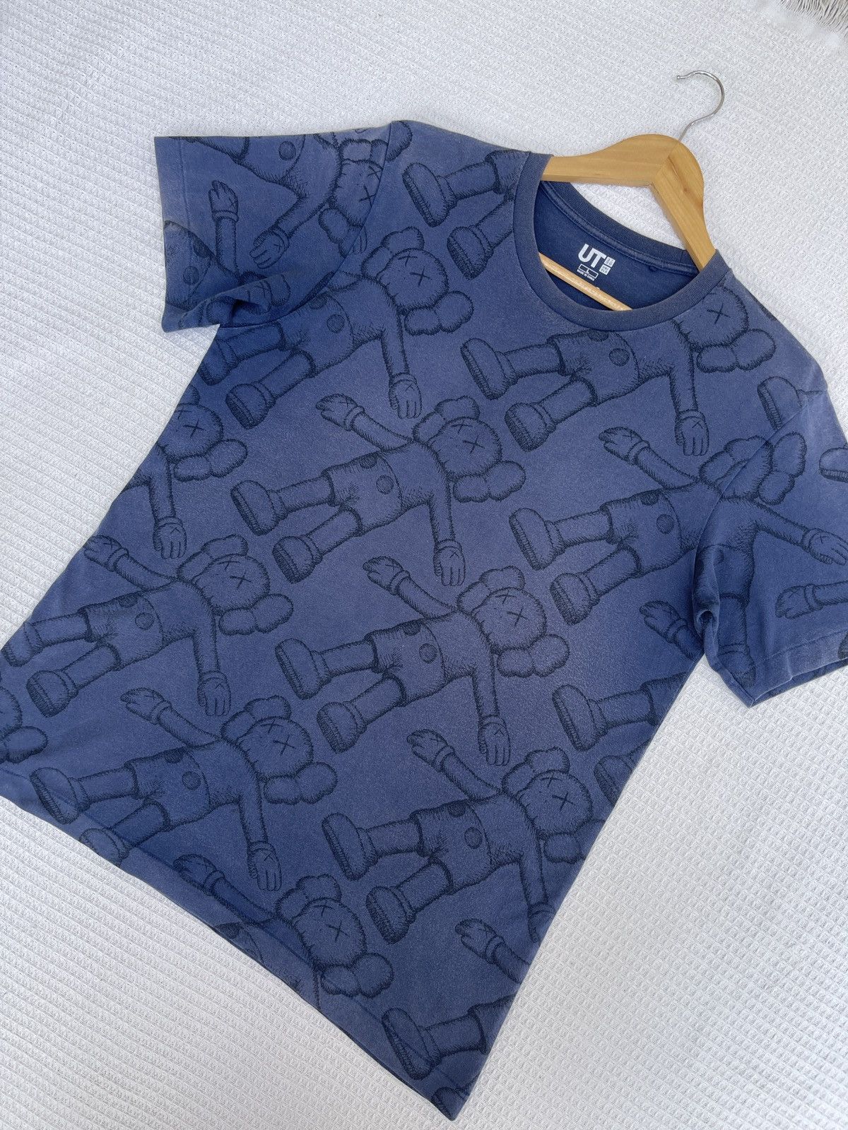 Kaws Last Drop🔥Rare🔥Kaws X Uniqlo T-Shirt Size US L / EU 52-54 / 3 - 10 Thumbnail