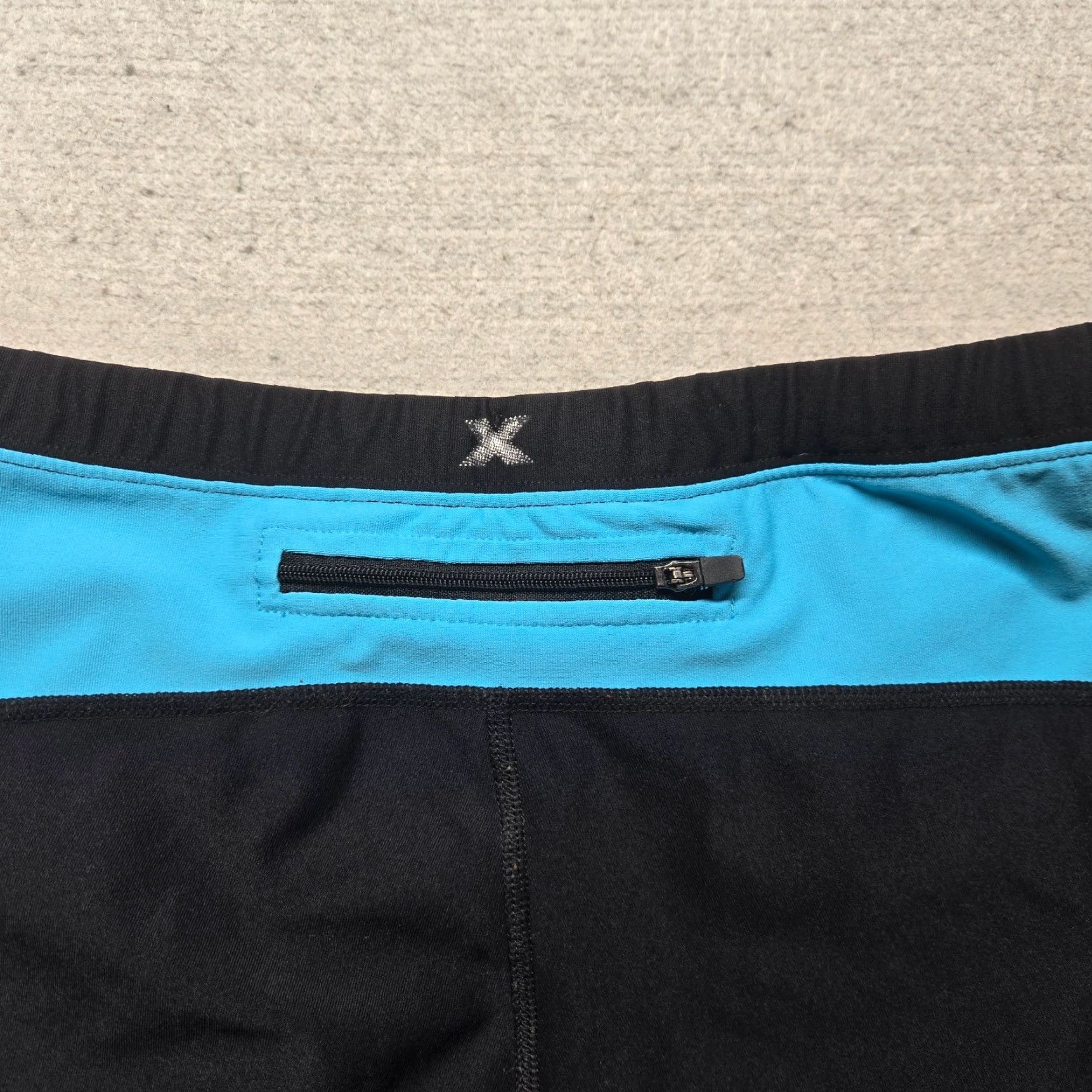Vintage Xersion Fitted Capri Yoga Pants w/Rear Pocket Black with Blue Trim Medium Womens Size 32" / US 10 / IT 46 - 8 Thumbnail