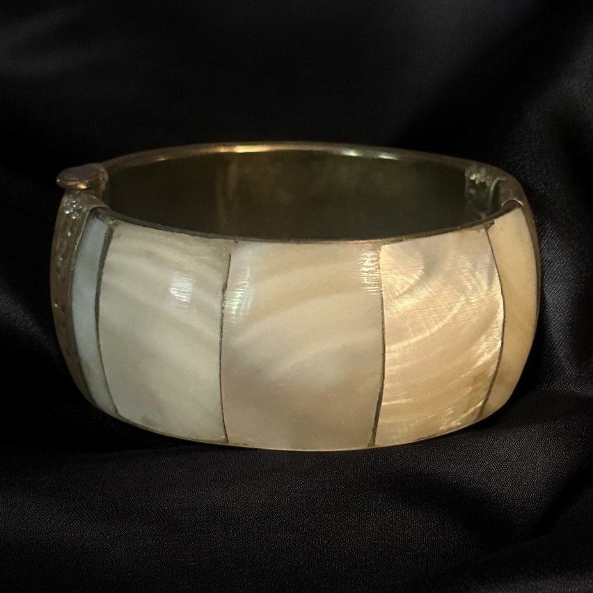 Vintage Vintage chunky mother of pearl brass hinged bangle bracelet Size ONE SIZE - 1 Thumbnail