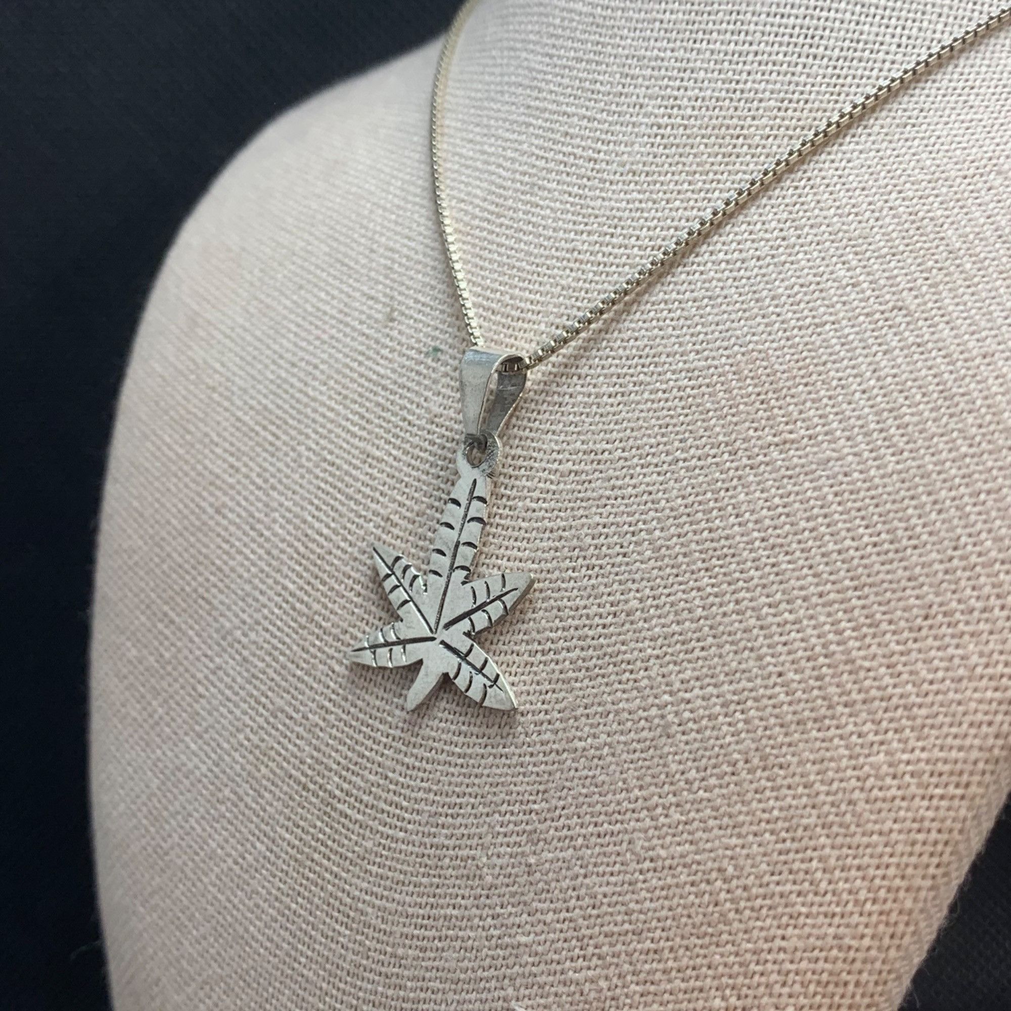 Vintage Vintage Sterling silver 925 Hemp Leaf Pendant 18" Box Chain Size ONE SIZE - 2 Thumbnail