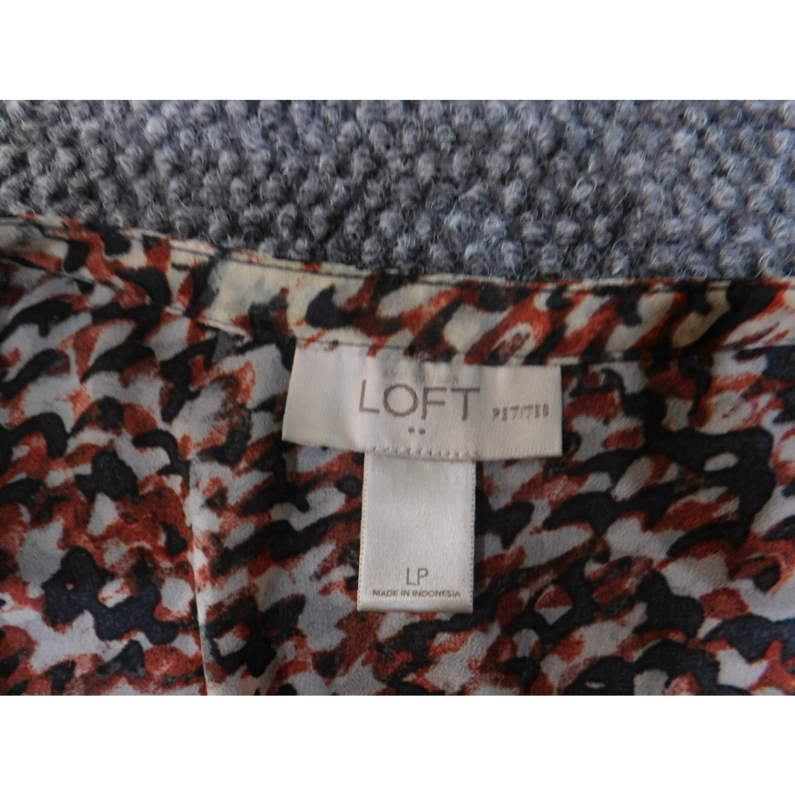 Ann Taylor Ann Taylor Loft Blouse Shirt Womens Petite Large Multicolor V-Neck Lightweight Geometric Pattern Long Sleeve Pullover Casual Button Polyester Rayon Size L / US 10 / IT 46 - 4 Thumbnail