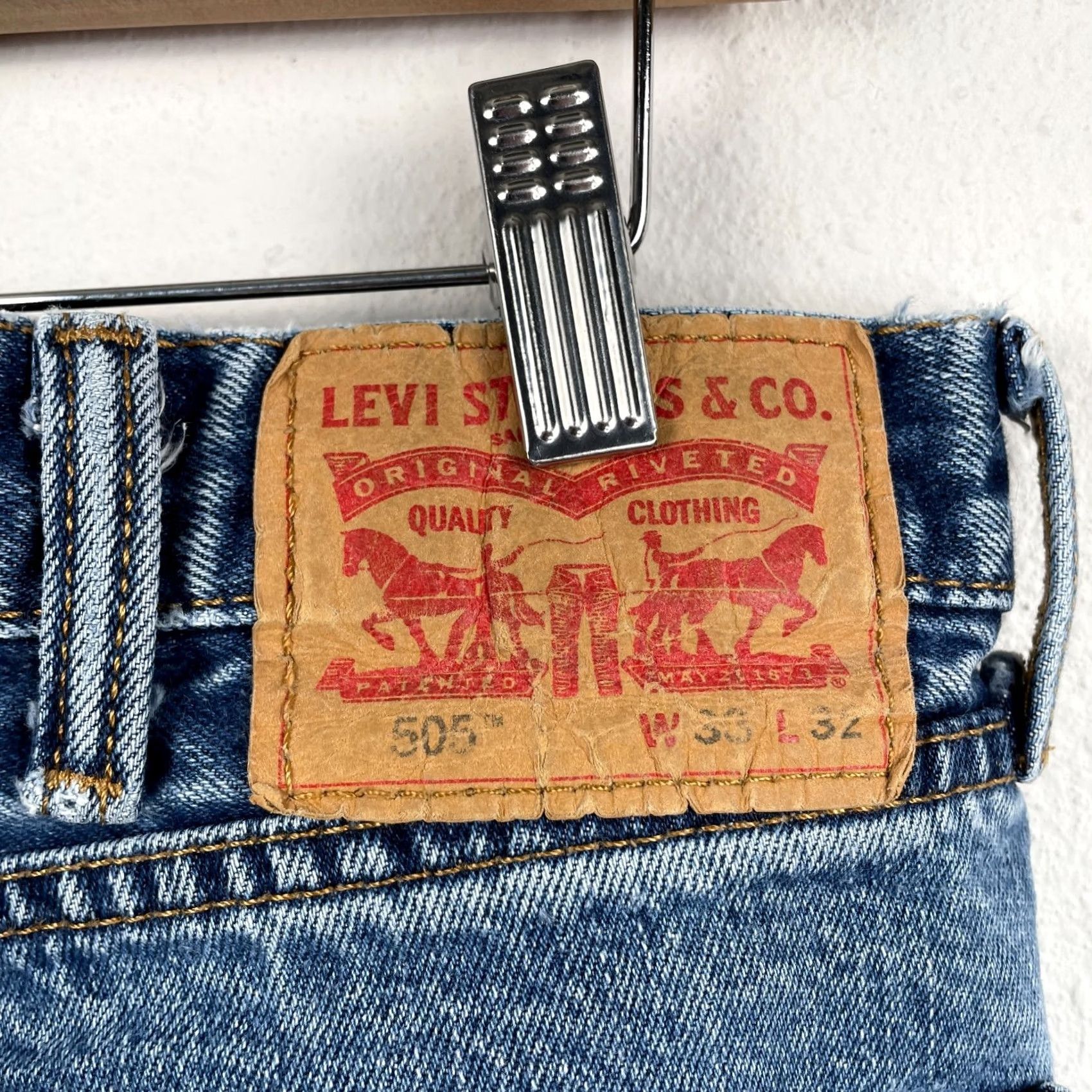 Levi's VINTAGE Levis 505 Jeans Shirt? Levi's 505 Regular Fit 5-Pocket Denim Blue Medium Wash 38x32 38x30 Inseam 32 5-Pocket Design Mens Jeans Size US 38 / EU 54 - 7 Thumbnail