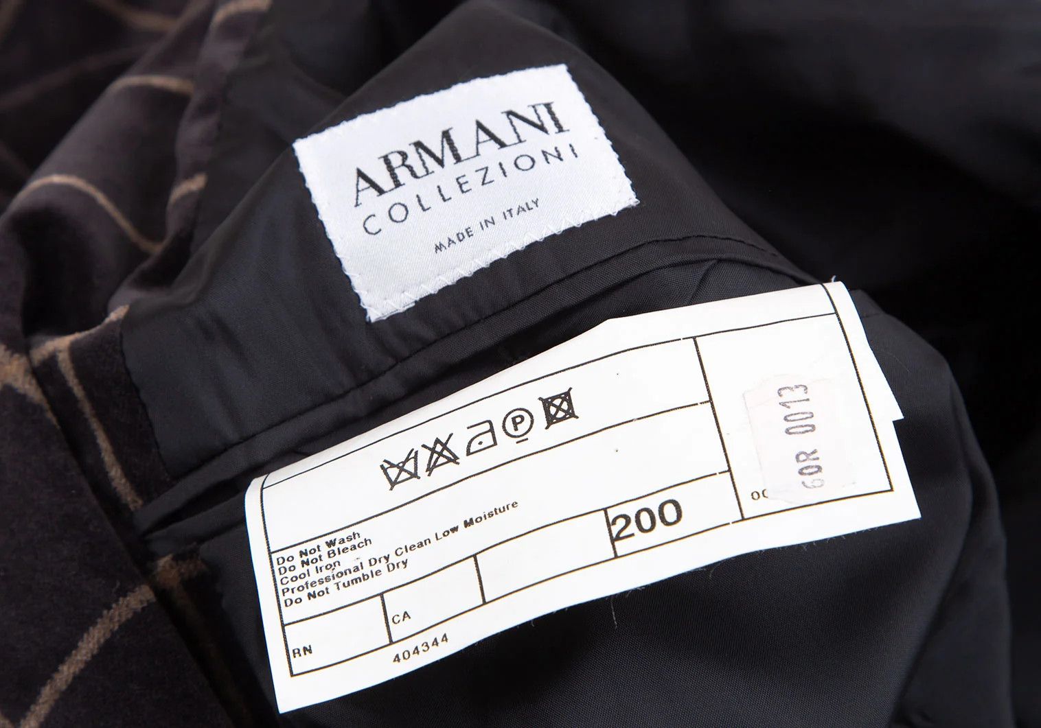 Armani Collezioni Velvet Peak Lapel Jacket in Black Size 60 Size US XXS / EU 40 - 16 Thumbnail