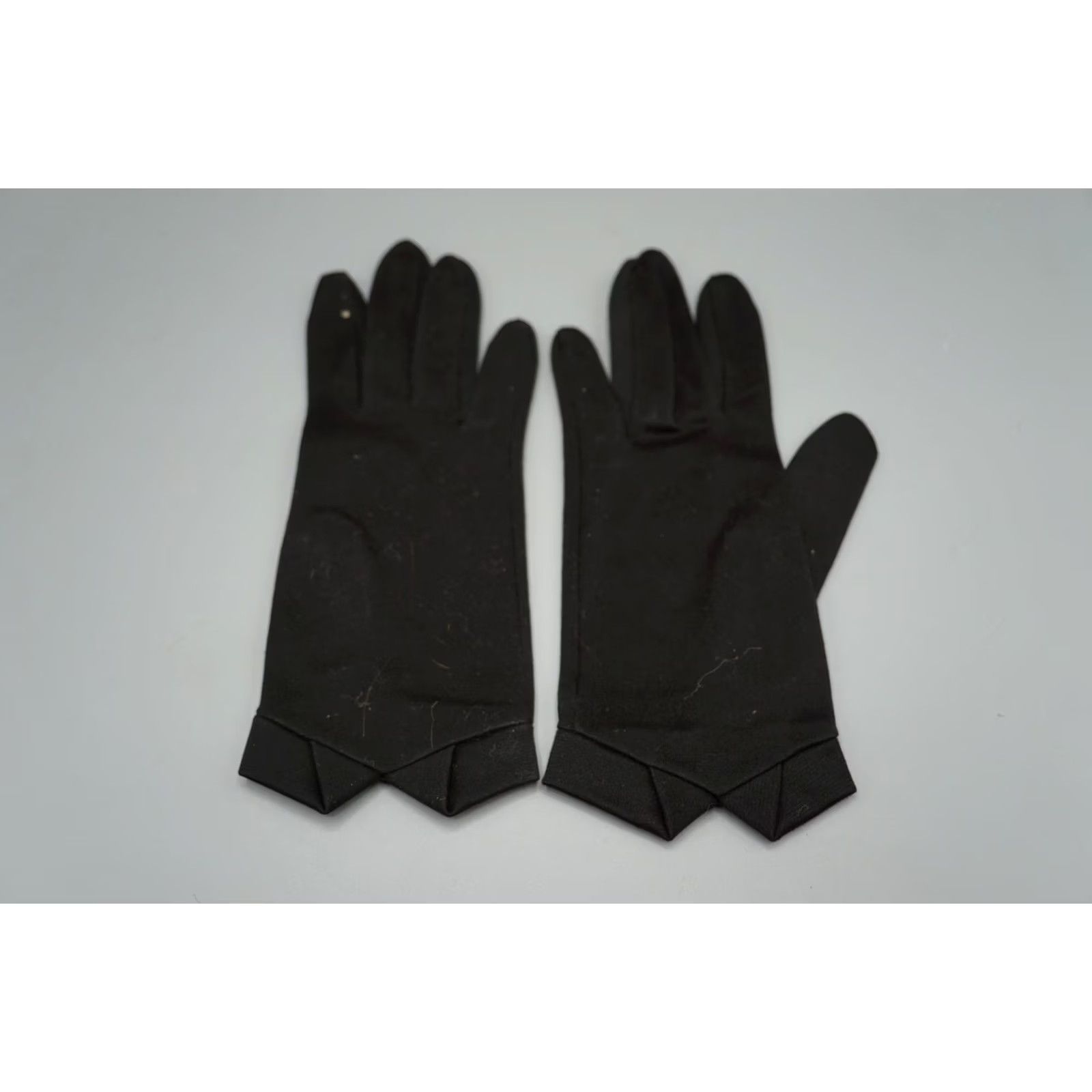Vintage Women's Dress Gloves Black Scalloped Cuff Wrist Length Formal Occasion Elegant Size ONE SIZE - 4 Thumbnail