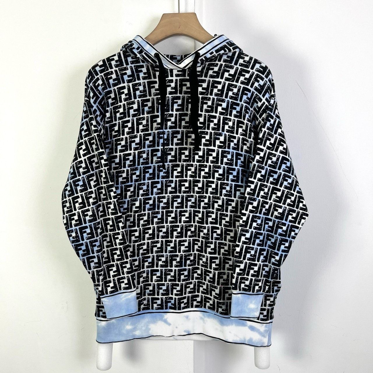 Fendi Fendi California Sky All-Over Logo Sweatshirt S Size US S / EU 44-46 / 1 - 1 Thumbnail