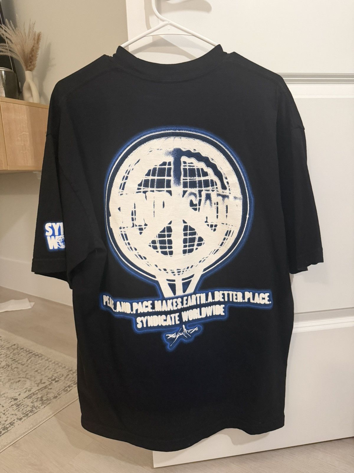 Syndicate Syndi’s world Museum Tee Size US L / EU 52-54 / 3 - 2 Thumbnail