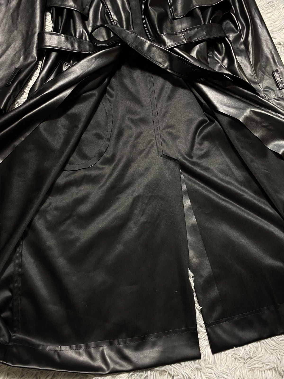 Vintage Black Glossy Trench Coat – Perfect Fall Statement Piece Size US S / EU 44-46 / 1 - 9 Thumbnail