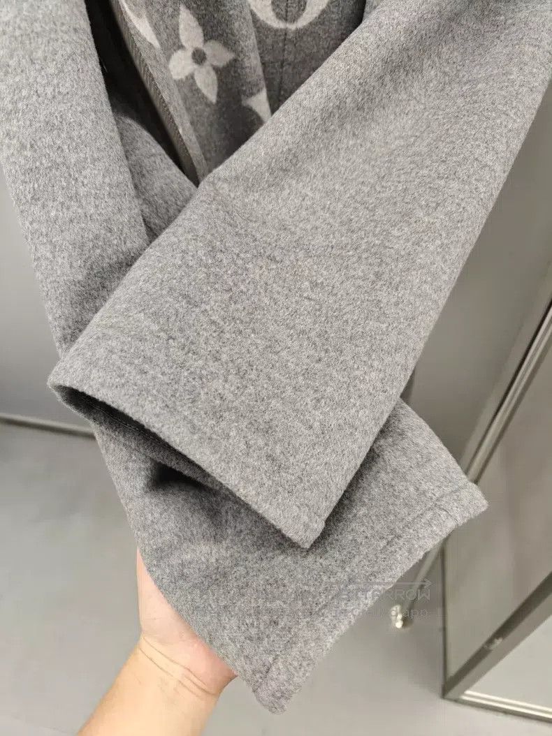 Louis Vuitton Louis Vuitton Gray full print big logo bathrobe coat Size M / US 6-8 / IT 42-44 - 5 Thumbnail