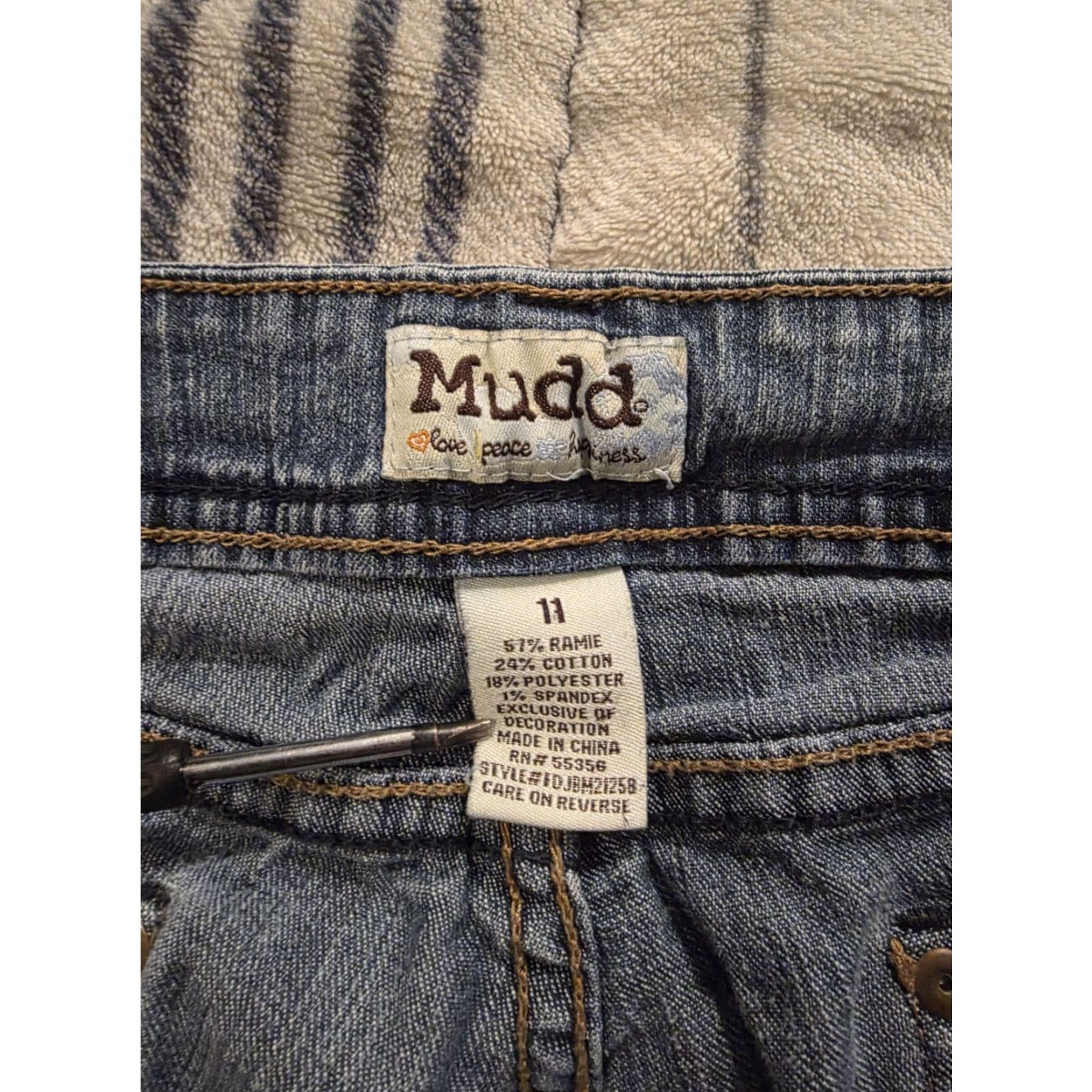 Denime VINTAGE Mudd Denim Shorts Women's Low Rise Micro Mini 90s Embroidered Blue Cotton Spandex Zip Flat Front 2in Inseam Size 11 Womens Size 32" / US 10 / IT 46 - 5 Thumbnail