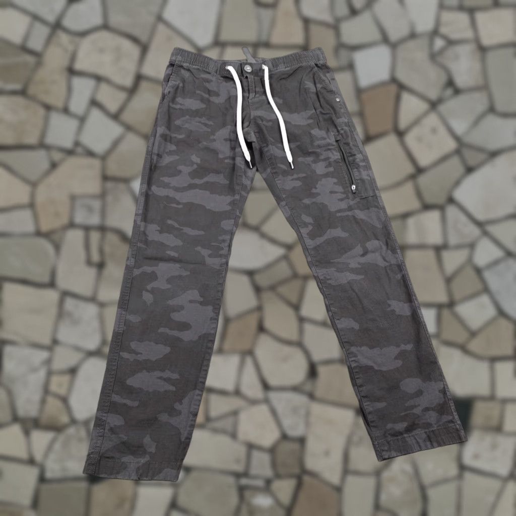 Vuori Vuori Pants Women Gray Camouflage Ripstop Chino Joggers Drawstring Hiking Pockets Zip Pocket Stretch Adjustable Waist Size 32" / US 10 / IT 46 - 1 Thumbnail