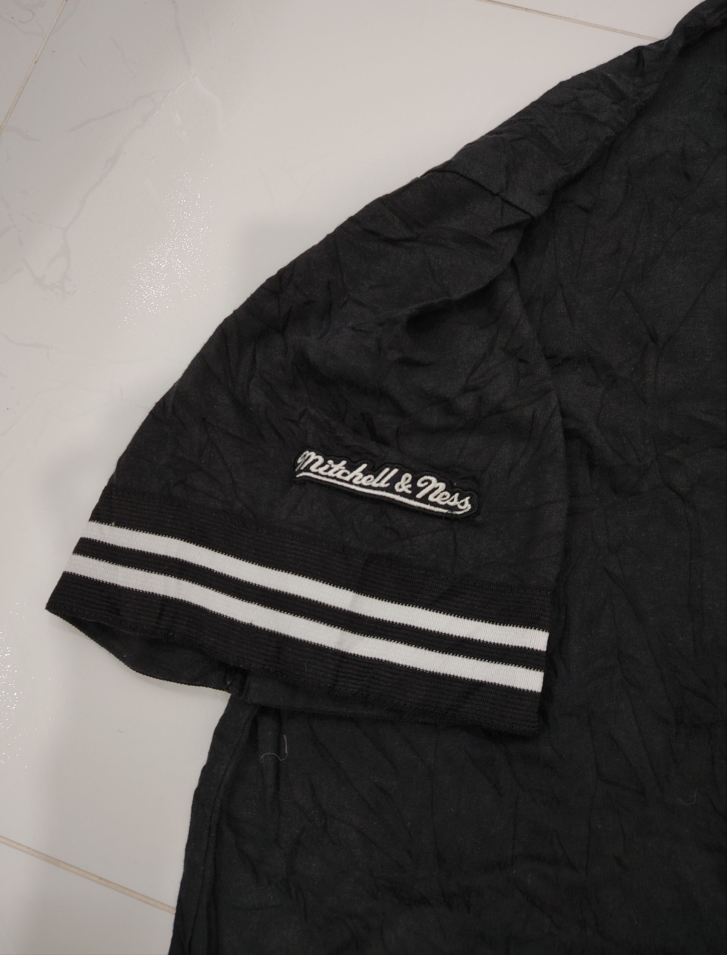 Mitchell & Ness Mitchell & Ness V Neck T Shirt Size US XL / EU 56 / 4 - 5 Thumbnail