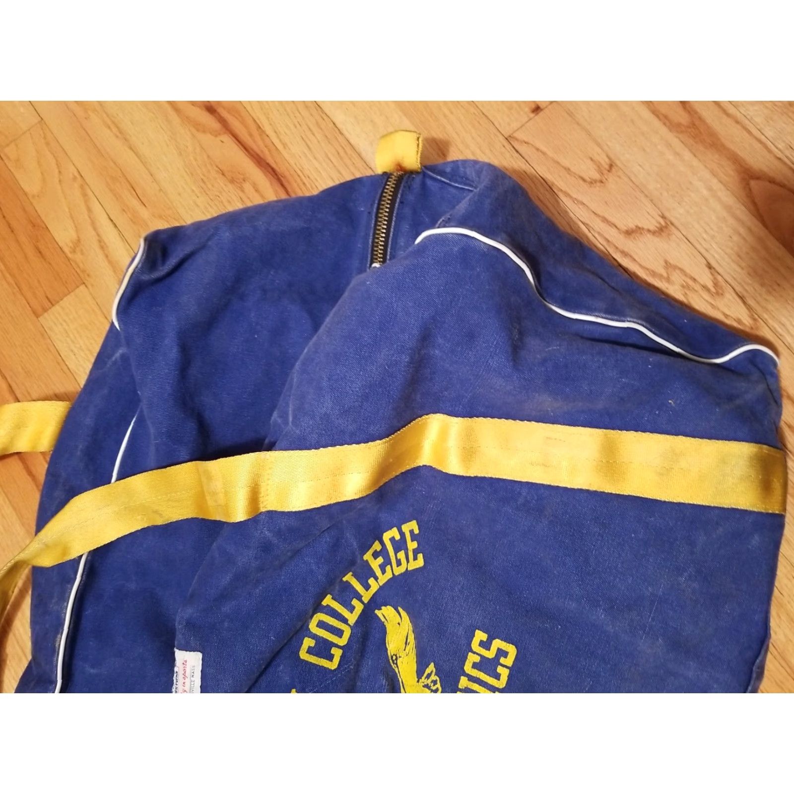 Vintage VINTAGE BENTLEY COLLEGE LARGE ATHLETIC DUFFLE BAG Size ONE SIZE - 4 Thumbnail