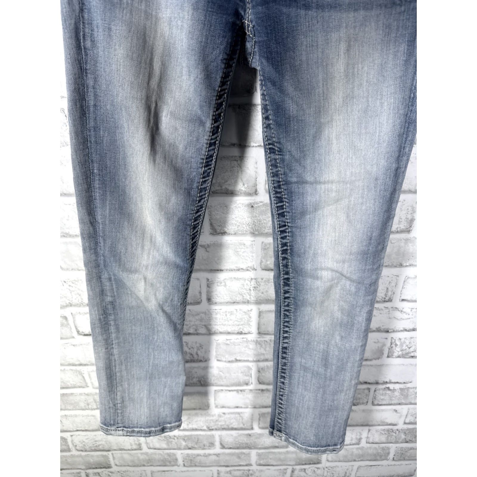 Miss Me MISS ME Mid-RISE Capri Jeans Size 25 x 24 Women Blue Capris Jeans Regular 25 24 Womens Size 42" / US 20 - 8 Thumbnail