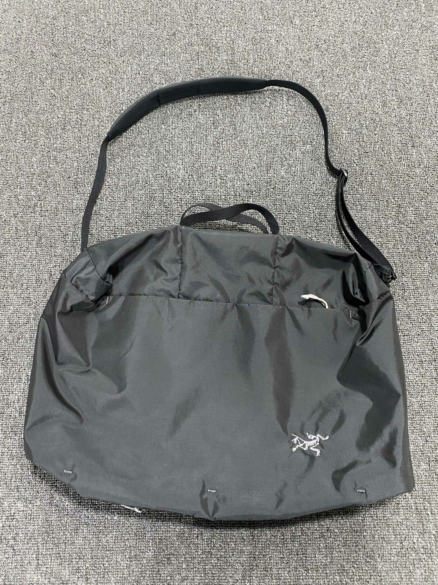 Arc'teryx Arc'teryx Retro Embroidered Black Bag one size Men Size ONE SIZE - 1 Thumbnail