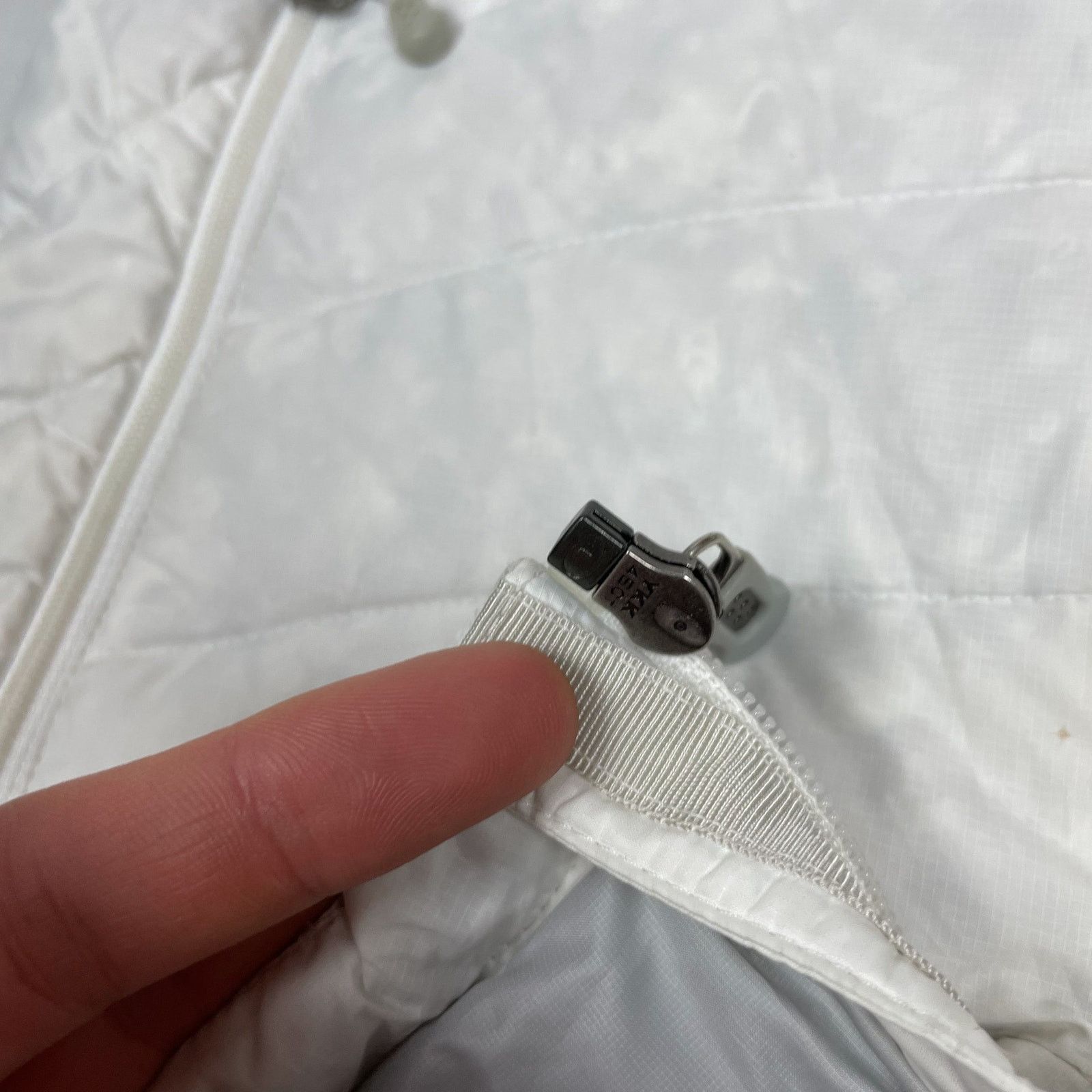 Patagonia Patagonia Women's White Full Zip Outdoor Puffer Vest XS Size XS / US 0-2 / IT 36-38 - 12 Thumbnail