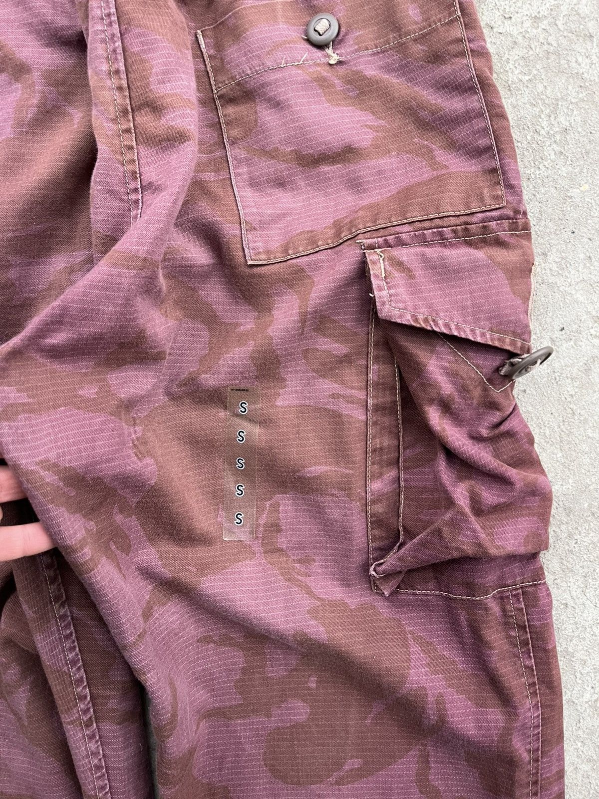 20471120 × If Six Was Nine × Le Grande Bleu (L.G.B.) 💥 Vintage Bondage Red Camo Multipocket Cargo Pants Y2K Baggy Size US 30 / EU 46 - 13 Thumbnail