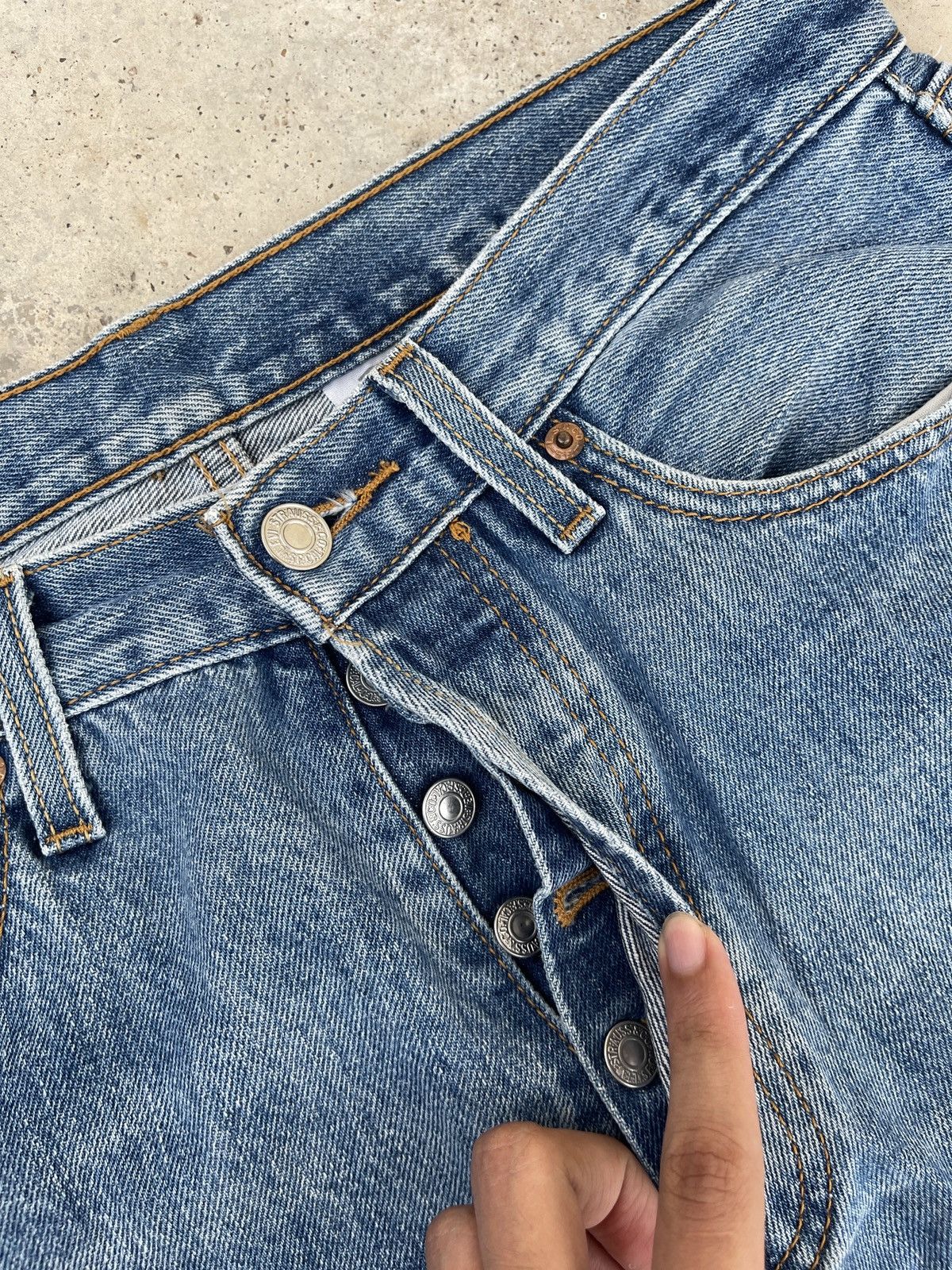 Levi's × Levi's Vintage Clothing × Vintage Levi’s 501 Vintage Y2K Faded Blue Denim Jeans Size US 32 / EU 48 - 5 Thumbnail