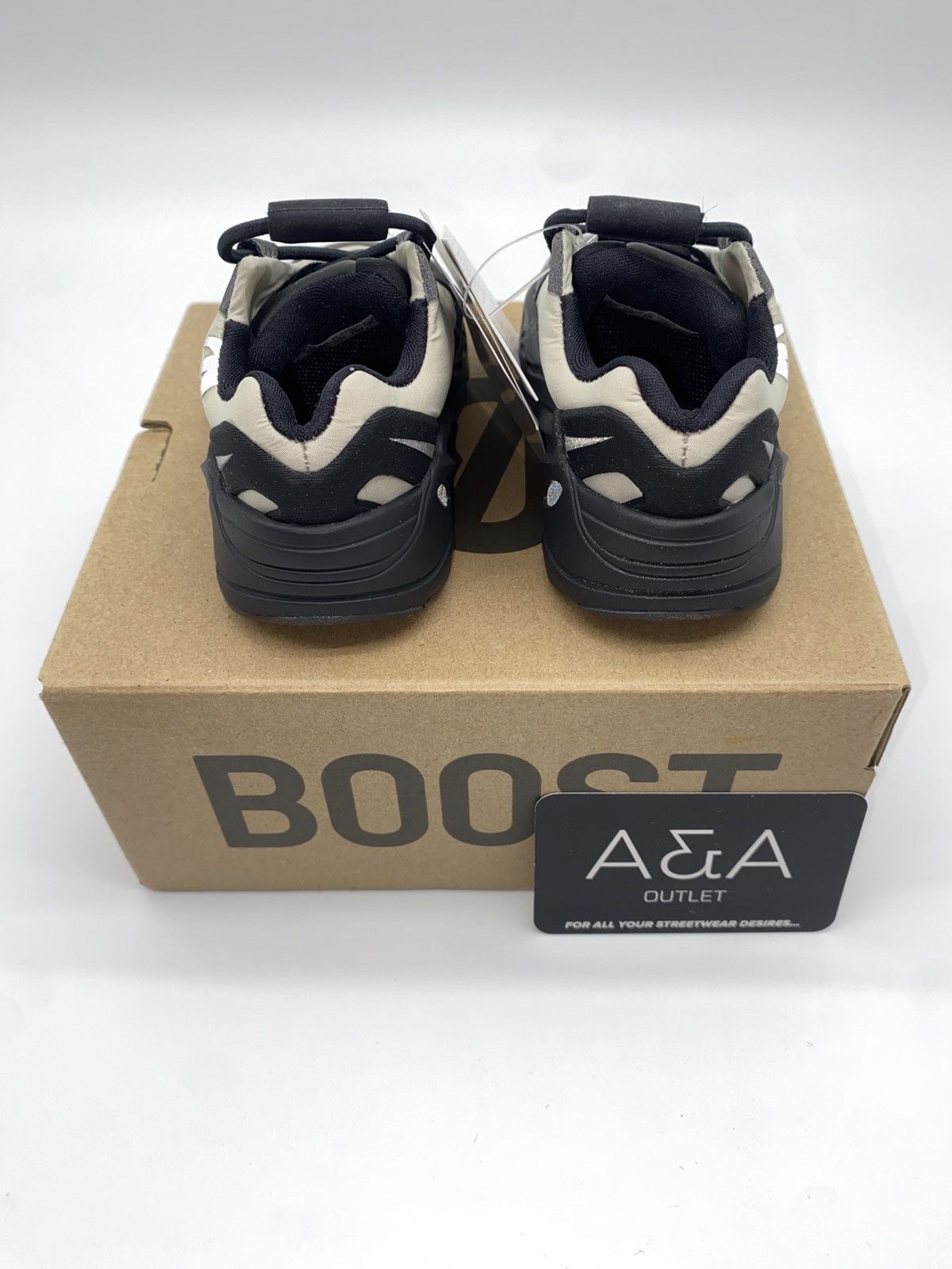 Adidas Yeezy Boost 700 MNVN Bone Infants US 4K Brand New Size US 4 / IT 34 - 9 Thumbnail