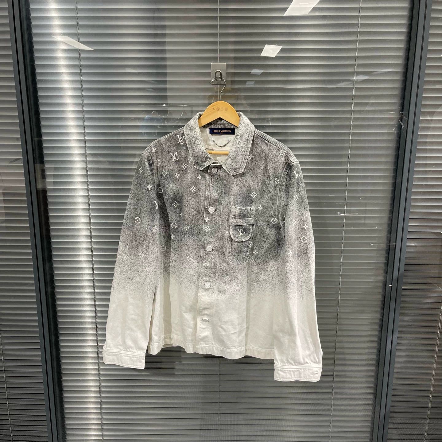 Louis Vuitton Louis Vuitton Galaxy Gradient Denim Jacket L 99% new stains Size US L / EU 52-54 / 3 - 1 Thumbnail
