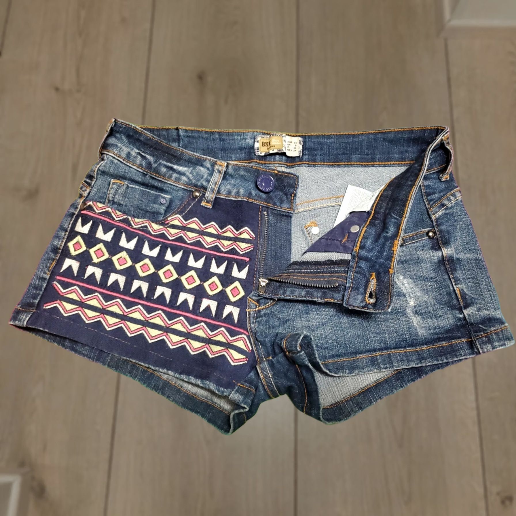 Bershka BERSHKA BSK Denim Collection Women Shorts Embroidered Stud Denim 2in Inseam Blue 28 Regular XS? 34 Eur 6 UK Size 28" / US 6 / IT 42 - 1 Thumbnail