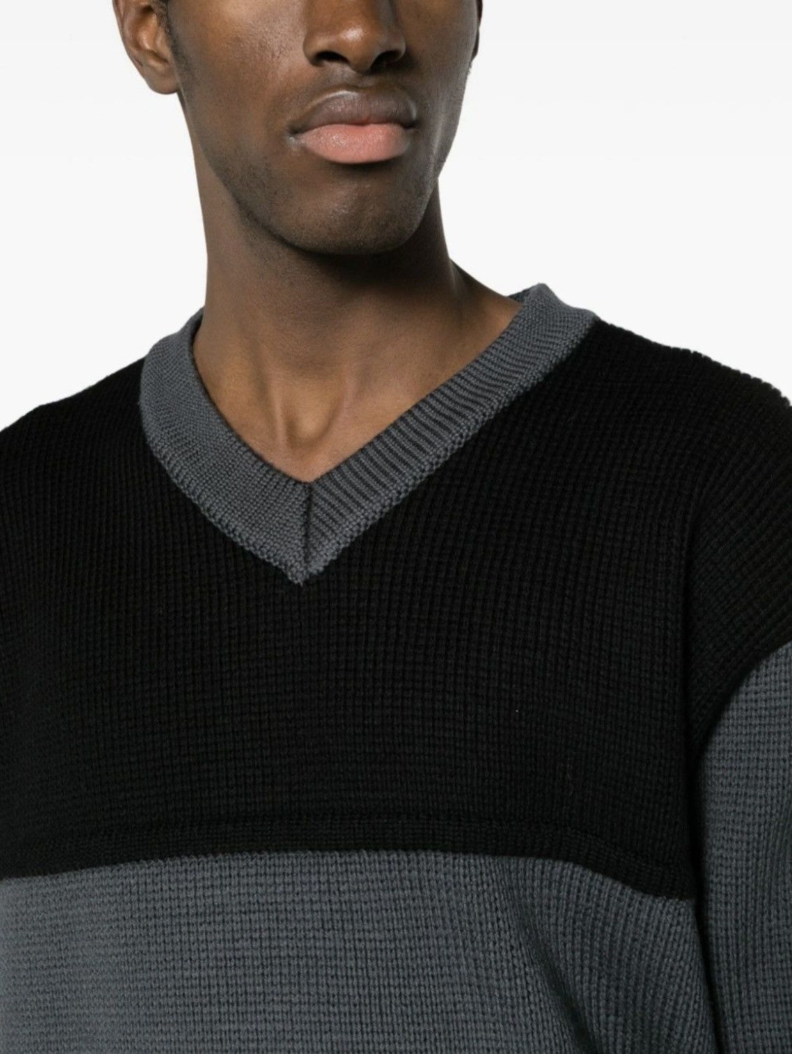 GR10K GR10K two-tone design V-neck jumper Wool Medium Black Grey Size US M / EU 48-50 / 2 - 4 Thumbnail