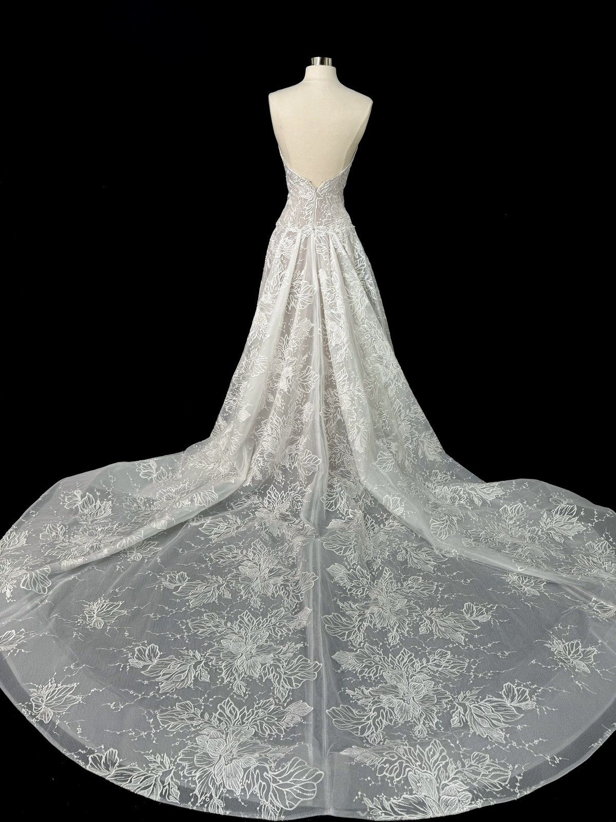 Preloved US 2-4 Anna Augusta Embroidery lace Bridal Gown