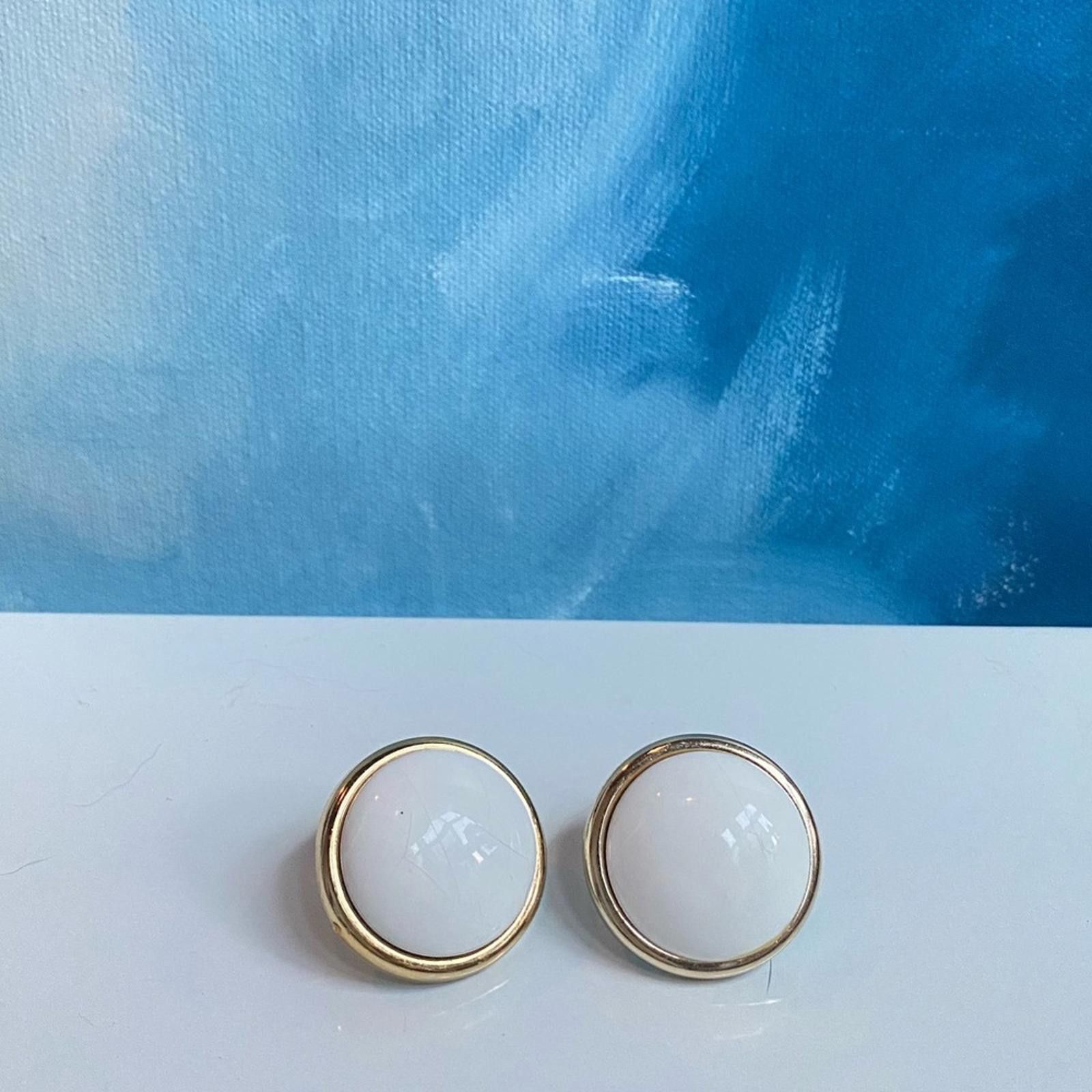 Vintage Vintage Large Thick White Plastic Dome Rimmed Gold Tone Size ONE SIZE - 1 Thumbnail