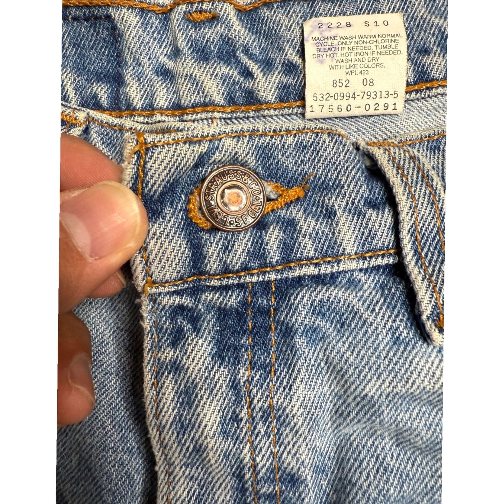 Levi's VINTAGE Levi's 560 Jeans Men 560 Loose Fit Light Wash Denim Straight Leg 31x31 Blue Mens Regular 30x31 Size US 31 - 4 Thumbnail