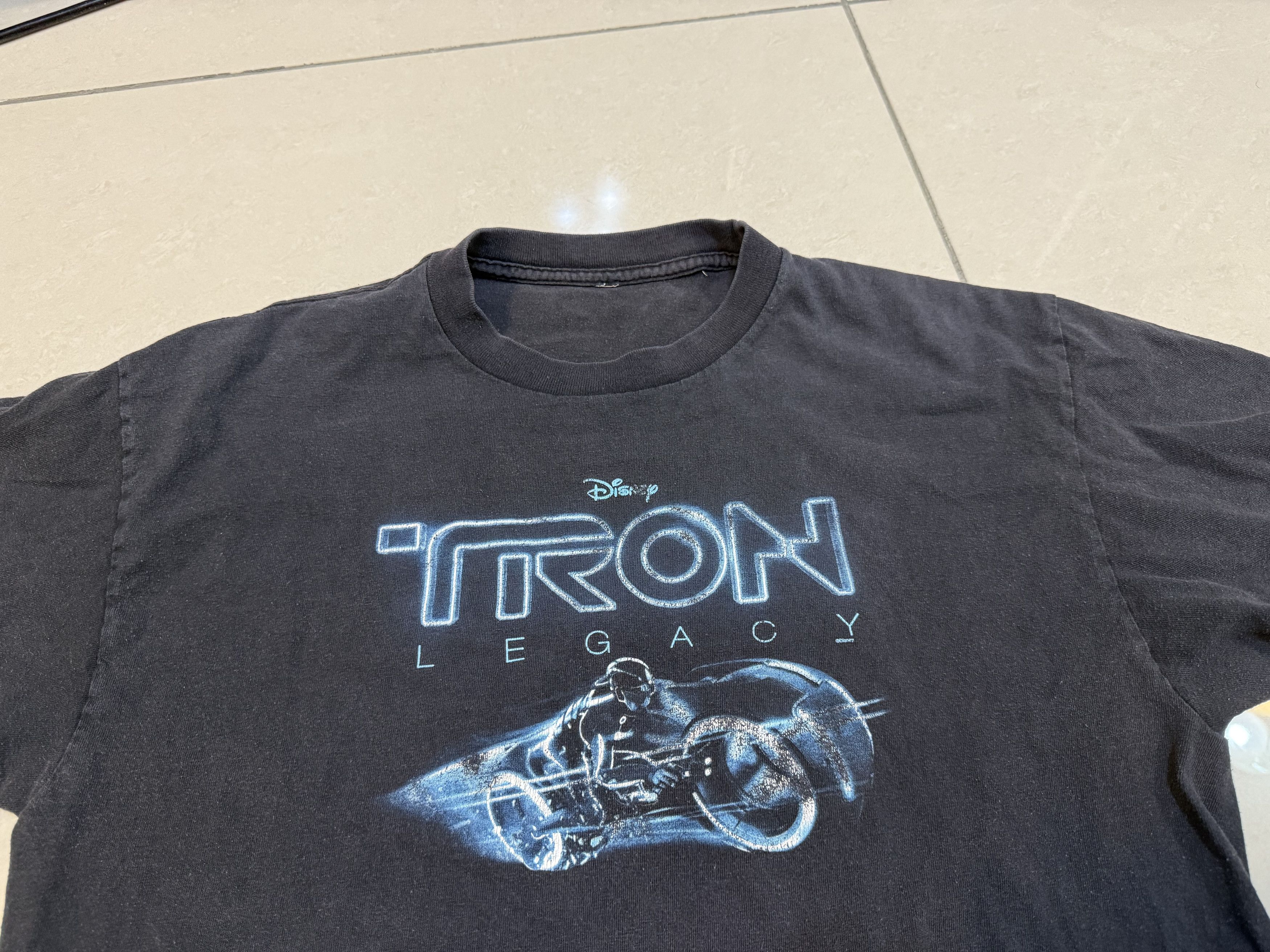 Vintage Vintage 2000s Disney Tron Legacy T-Shirt Size US M / EU 48-50 / 2 - 2 Thumbnail