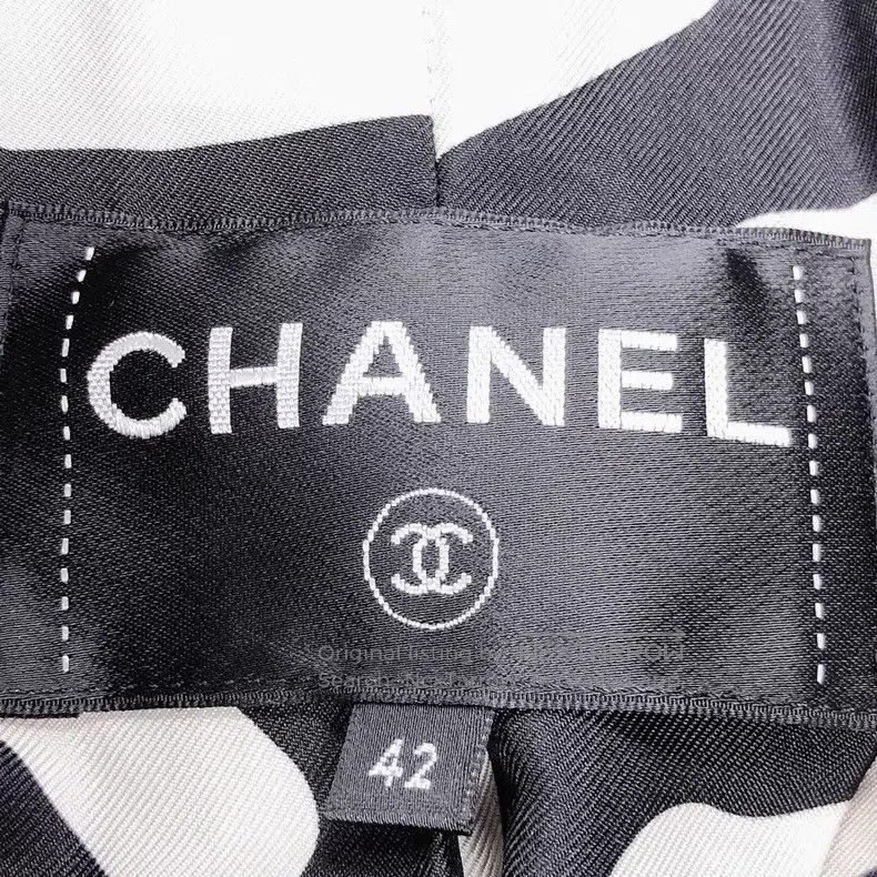Chanel Chanel 21B black tweed hooded horn button jacket Size M / US 6-8 / IT 42-44 - 5 Thumbnail