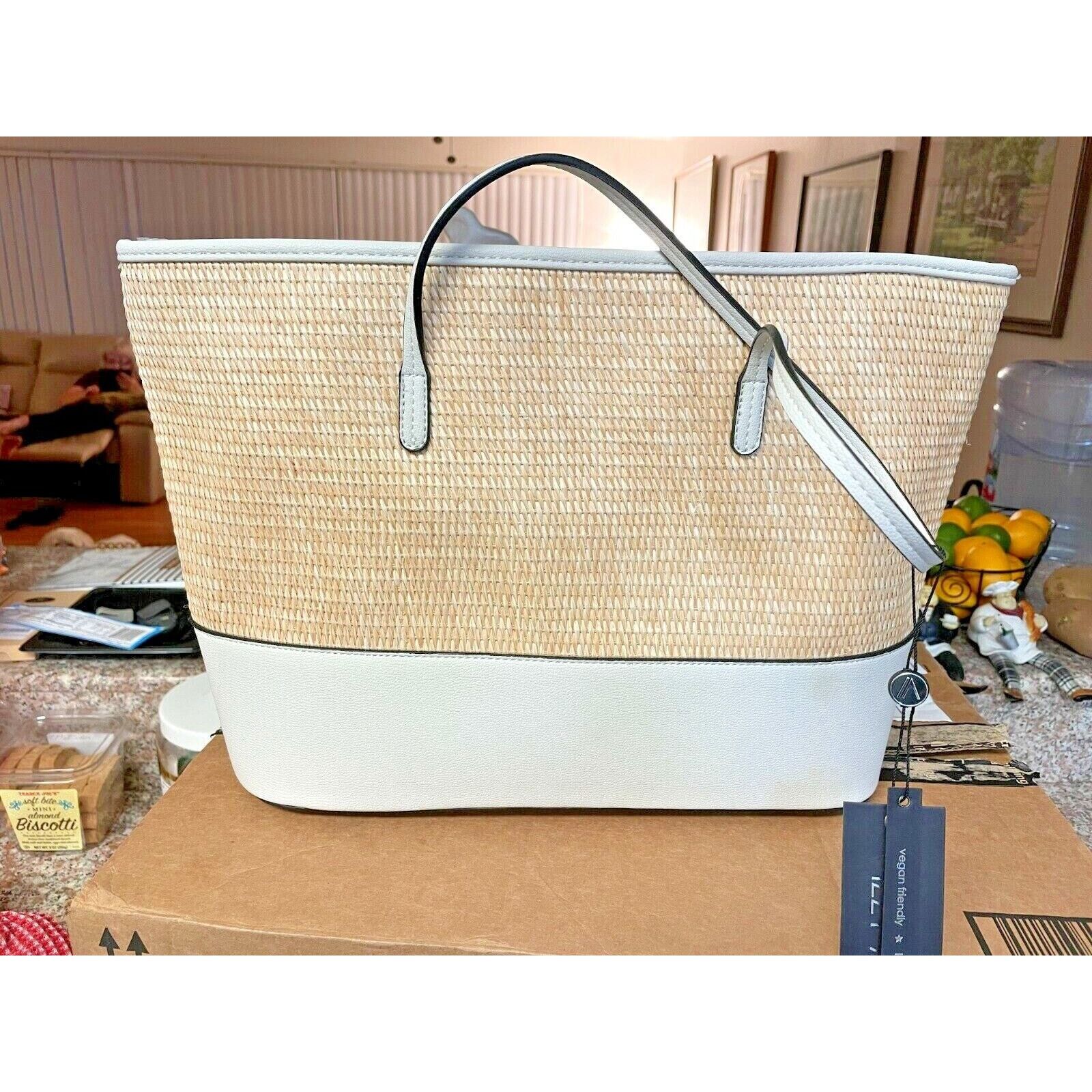 Other IZZY & ALI Womens Vegan Handbag 18" x 11" NWT Size ONE SIZE - 1 Thumbnail