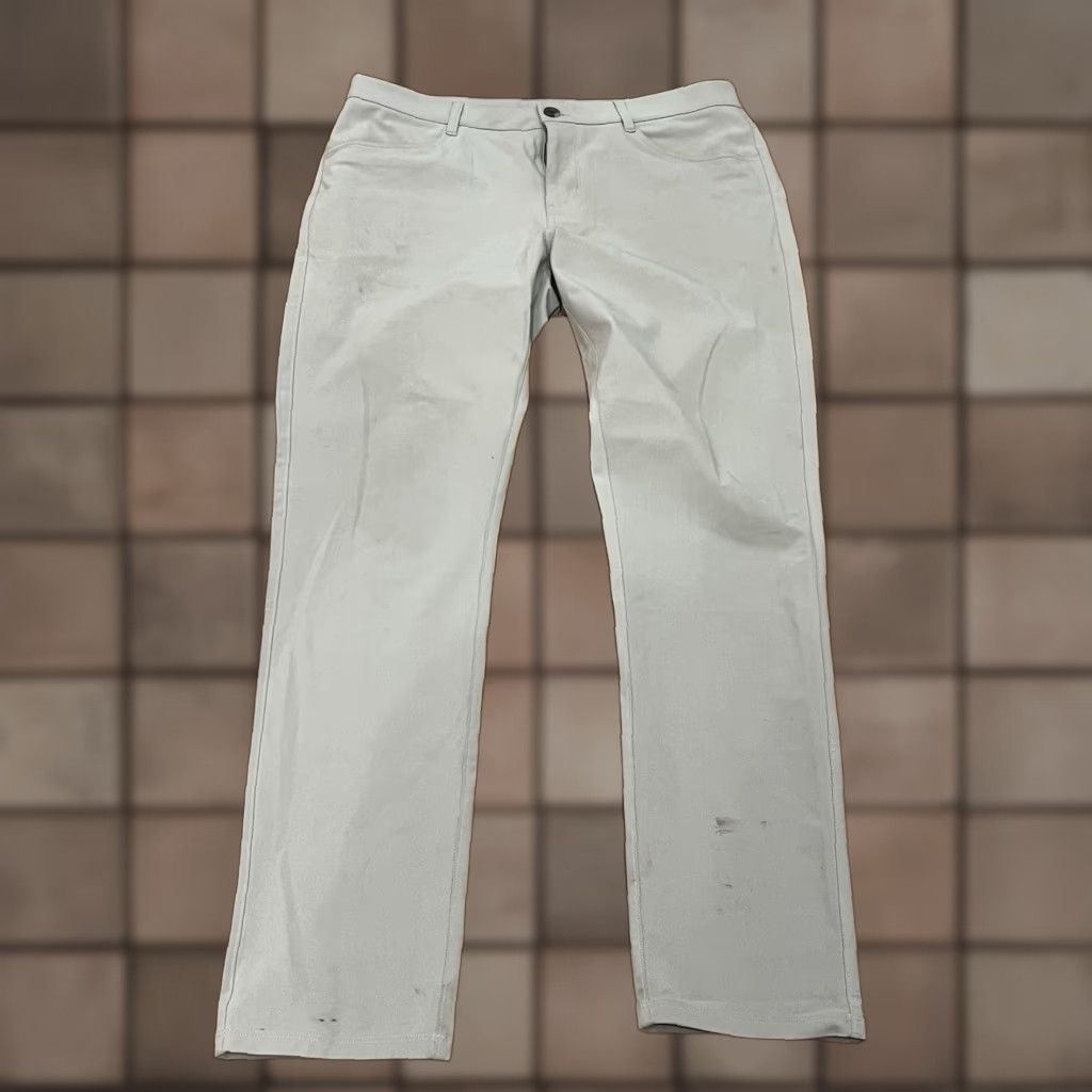 Vuori VUORI Meta Pant Men Size 33x31 Chino Slim Tapered 5-Pocket Beige Logo Casual Work Size US 33 - 1 Thumbnail