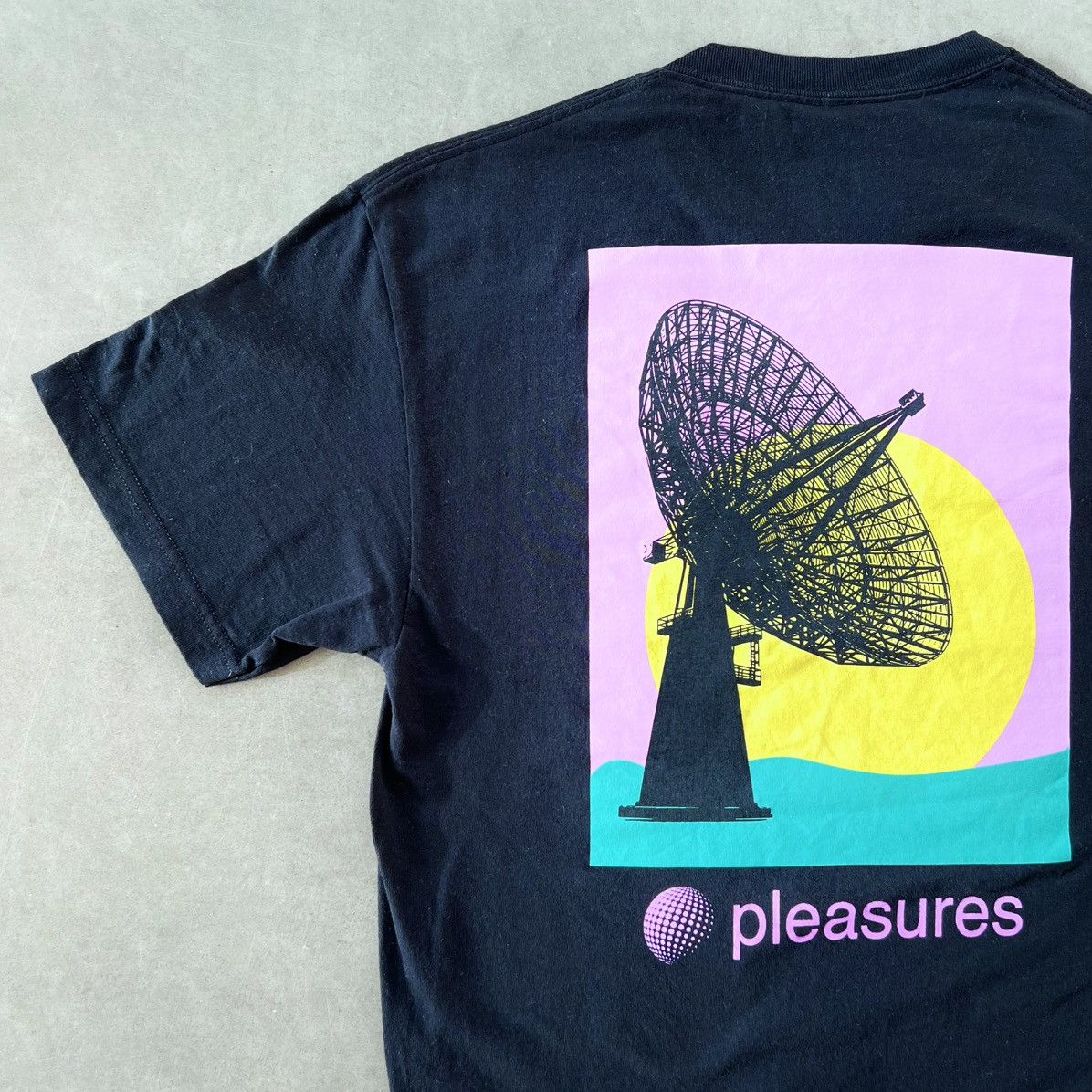 Pleasures 📡 blk: COMMUNICATION TEE + STICKERS Size US L / EU 52-54 / 3 - 6 Thumbnail