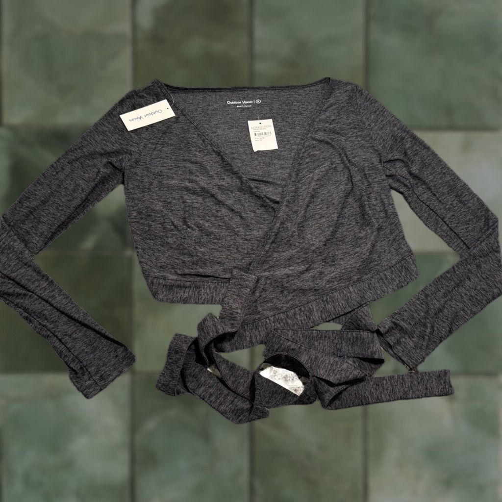 Outdoor Voices VINTAGE Outdoor Voices Women's Long Sleeve Top Cropped Activewear M Charcoal Gray Size ONE SIZE - 1 Thumbnail