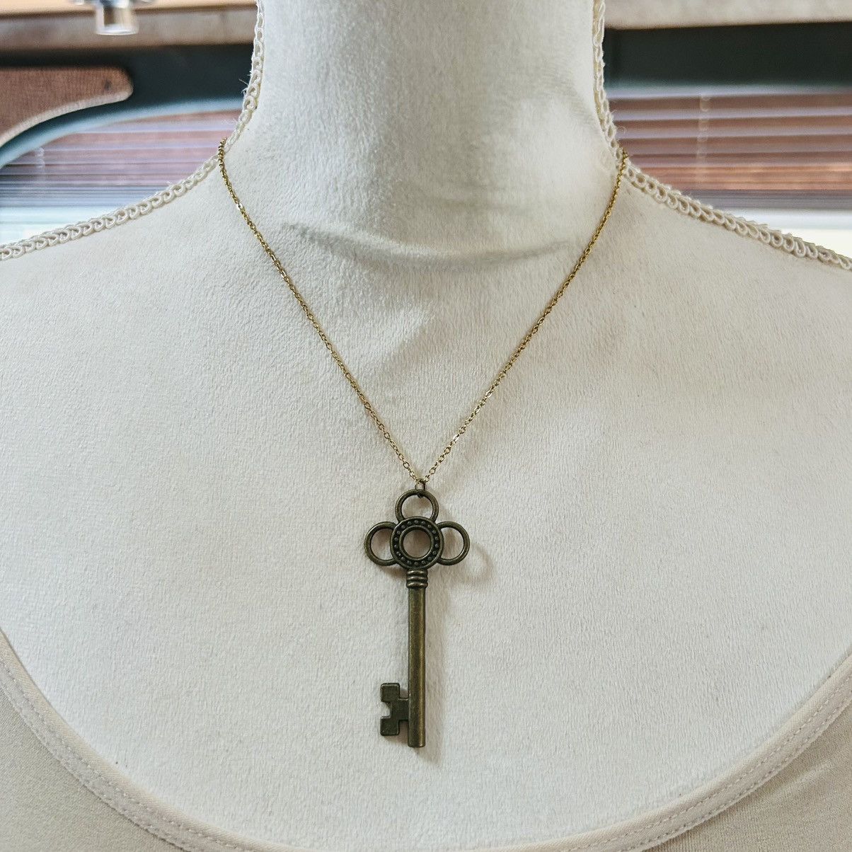 Vintage Vintage brass skeleton key on chain necklace Size ONE SIZE - 2 Thumbnail