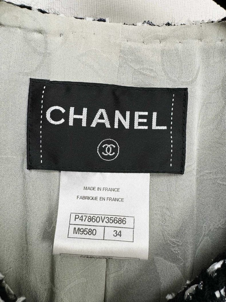 Chanel Classic Black and White Chanel Short Jacket -2505 Size XS / US 0-2 / IT 36-38 - 2 Thumbnail