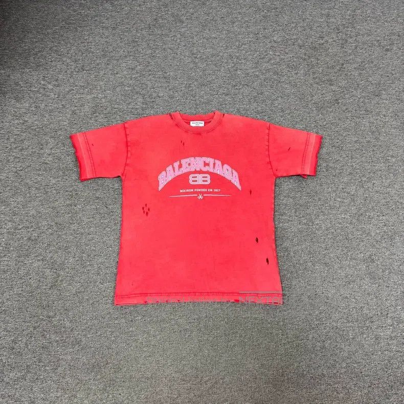 Balenciaga Balenciaga Red Faded Hole Printed Short Sleeve T-Shirt Size US XS / EU 42 / 0 - 1 Thumbnail