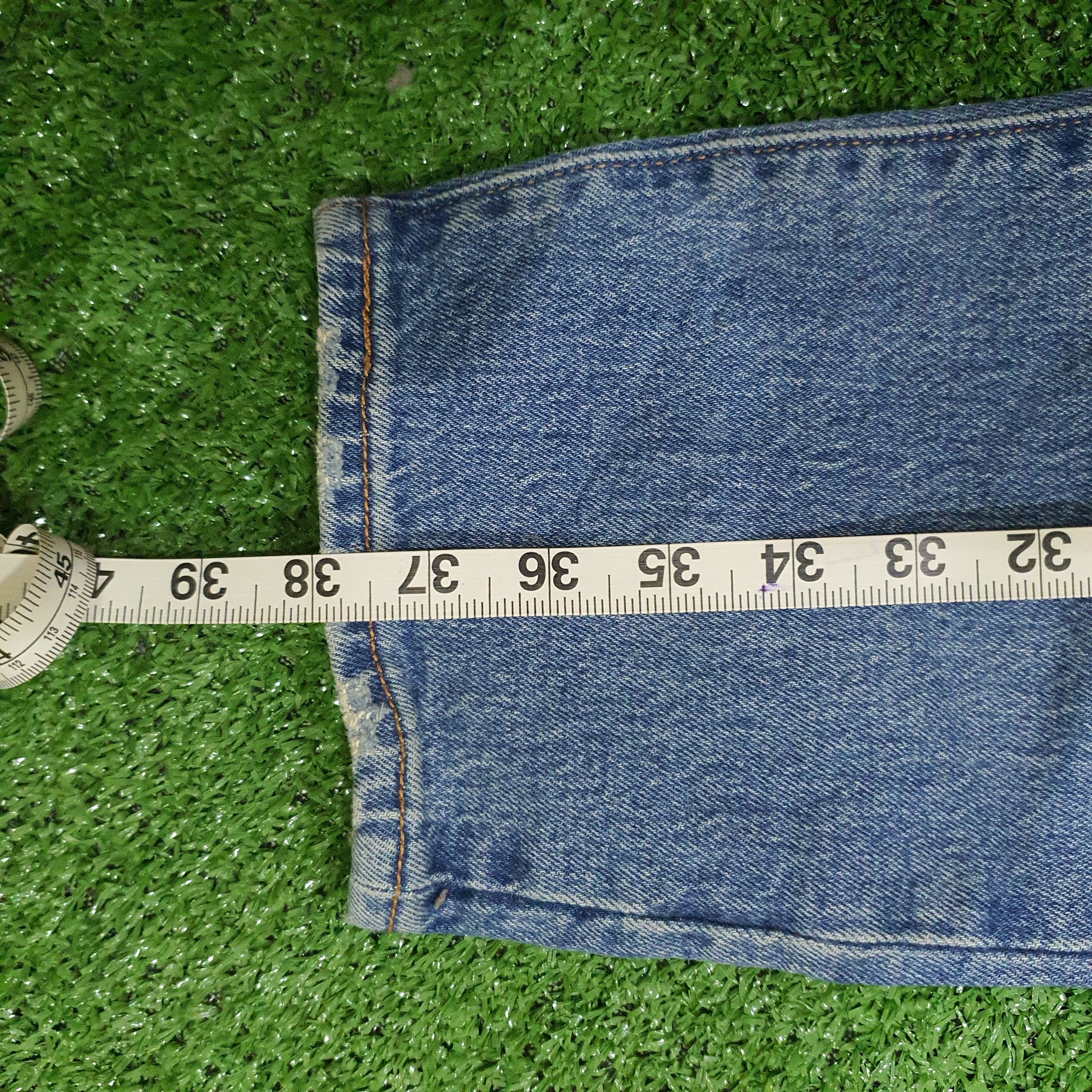 Jean Levi's 501 Original Fit jeans in a light blue wash Size 30" / US 8 / IT 44 - 22 Thumbnail