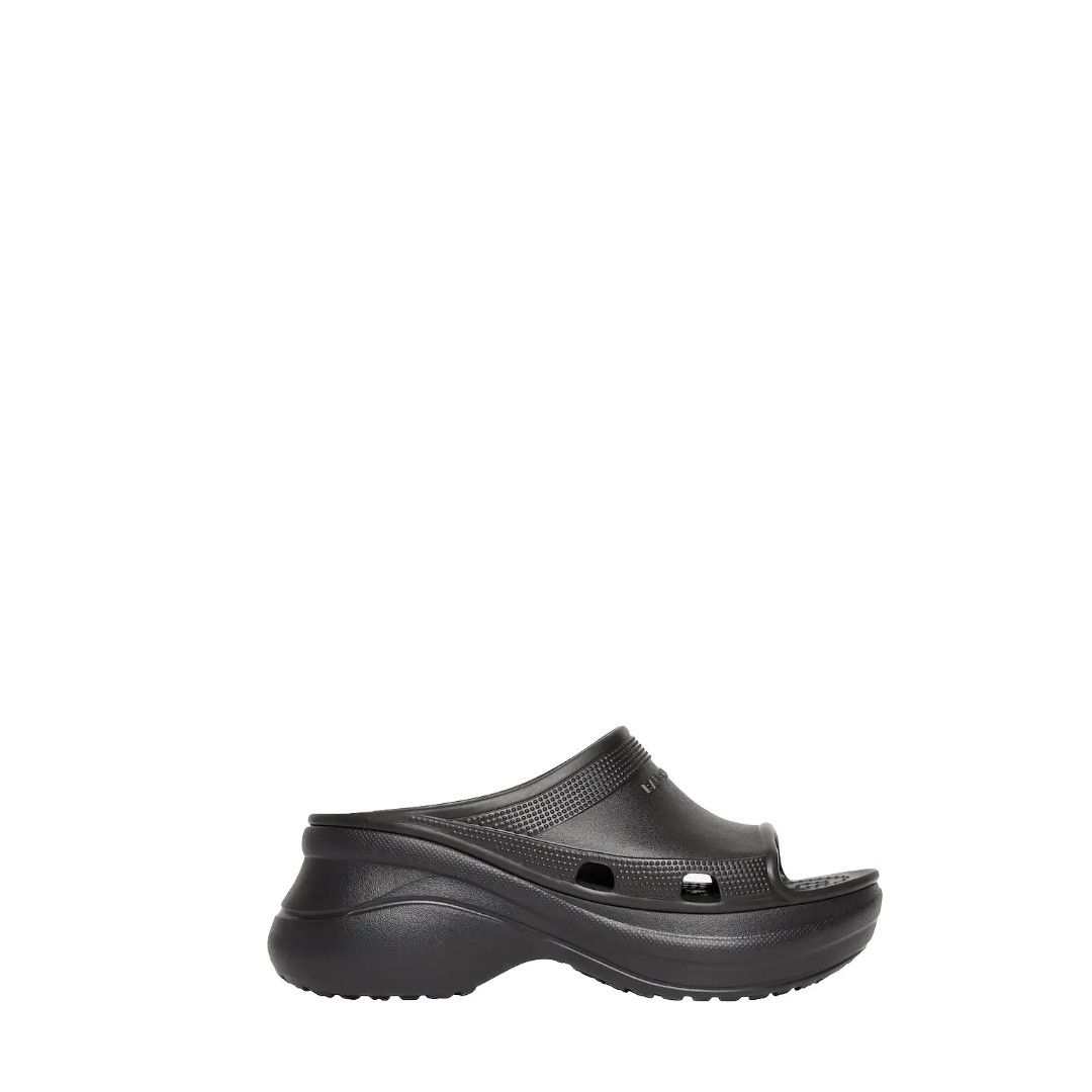 o1in1g0225 Pool Crocs™ Slides Sandals in Black